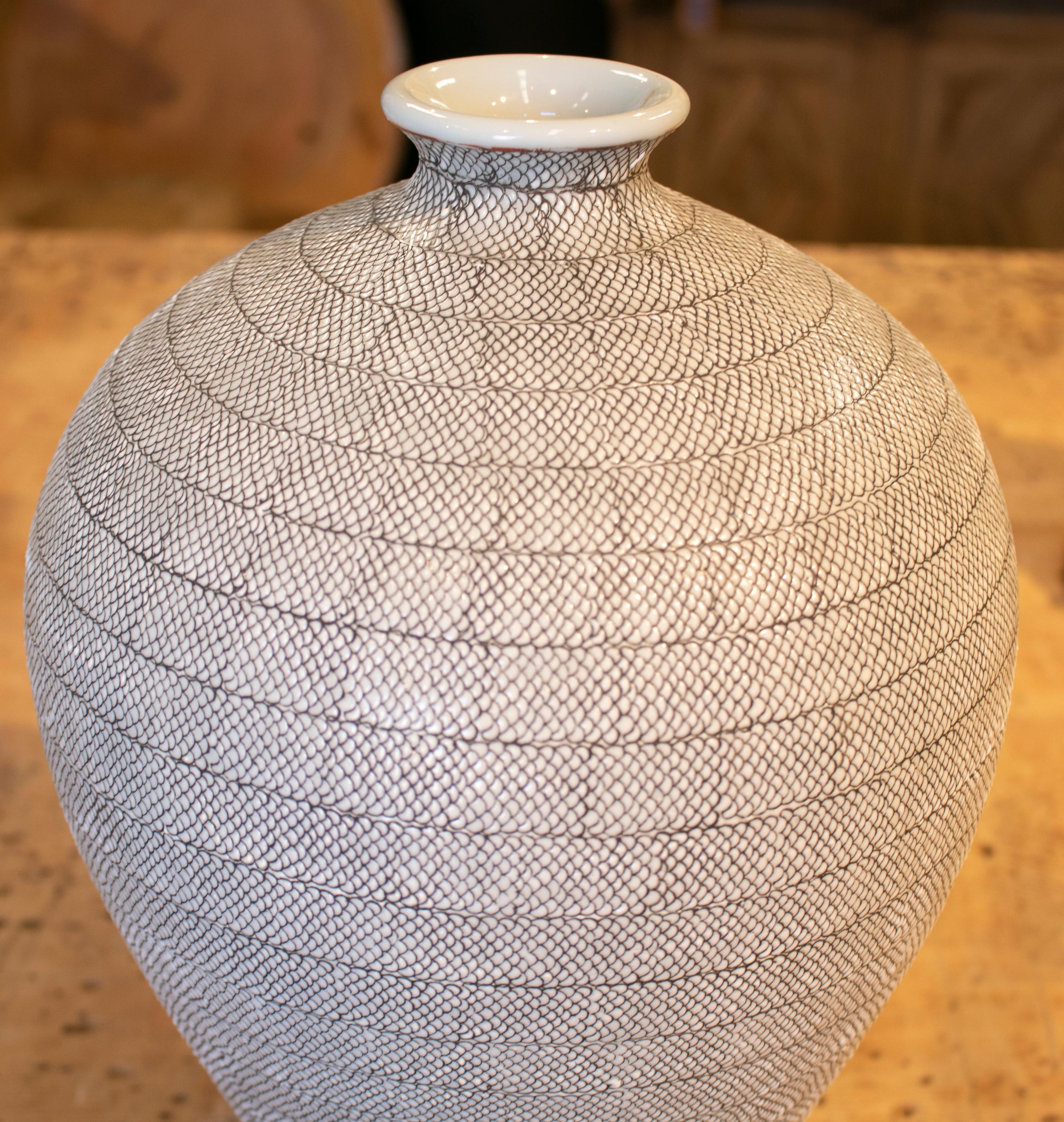 1990s Asiatic White Ceramic Vase with Fish Scales Design In Good Condition In Marbella, ES