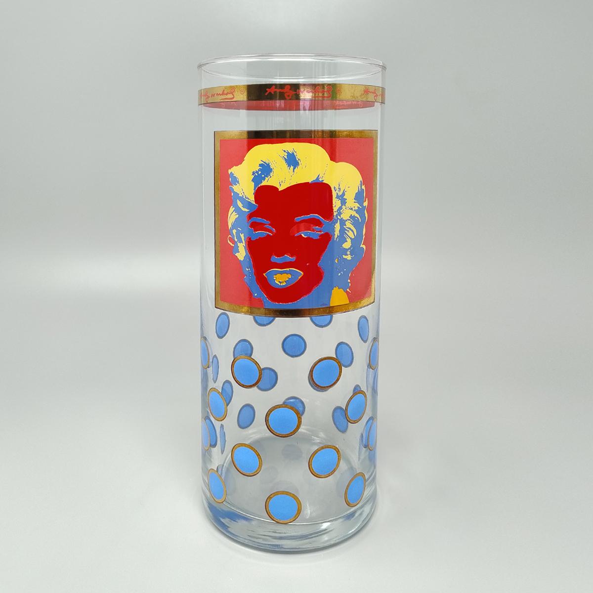 1990 Stupefacente vaso di Andy Warhol per Egizia in vetro soffiato. Made in Italy L'articolo è in ottime condizioni. La firma di Andy Warhol è stampata. Ha anche la scatola originale Questo vaso è un'opera d'arte pop.
Dimensioni:
diam 3,54 x 9,05 H.