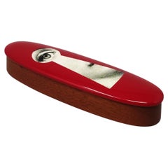 Asombrosa caja de madera roja Fornasetti de los años 90 por Fornasetti.