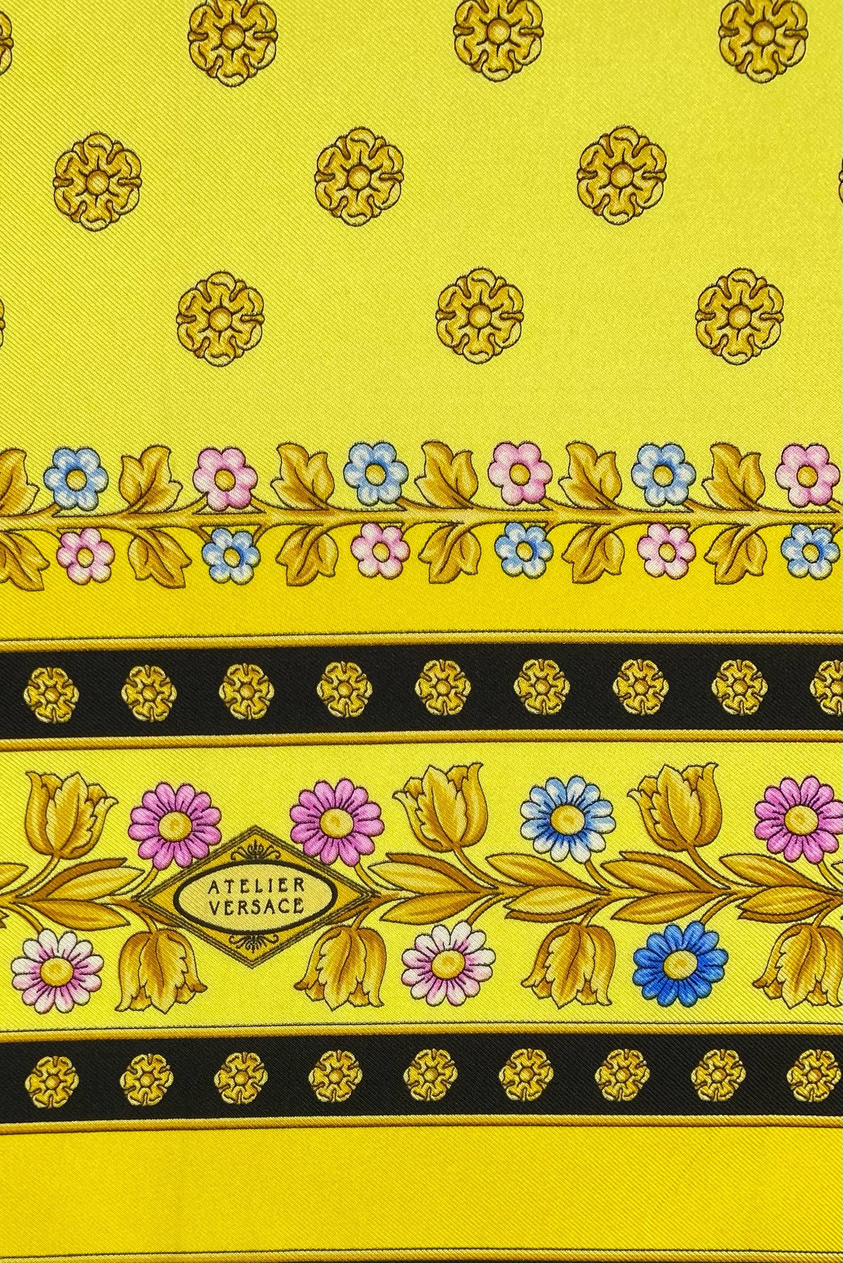 Voici un magnifique foulard en soie Atelier Versace, dessiné par Gianni Versace. Cette écharpe lumineuse représente l'un des  Les motifs baroques classiques de Versace avec des motifs floraux. Le logo de la Méduse est présent directement au milieu