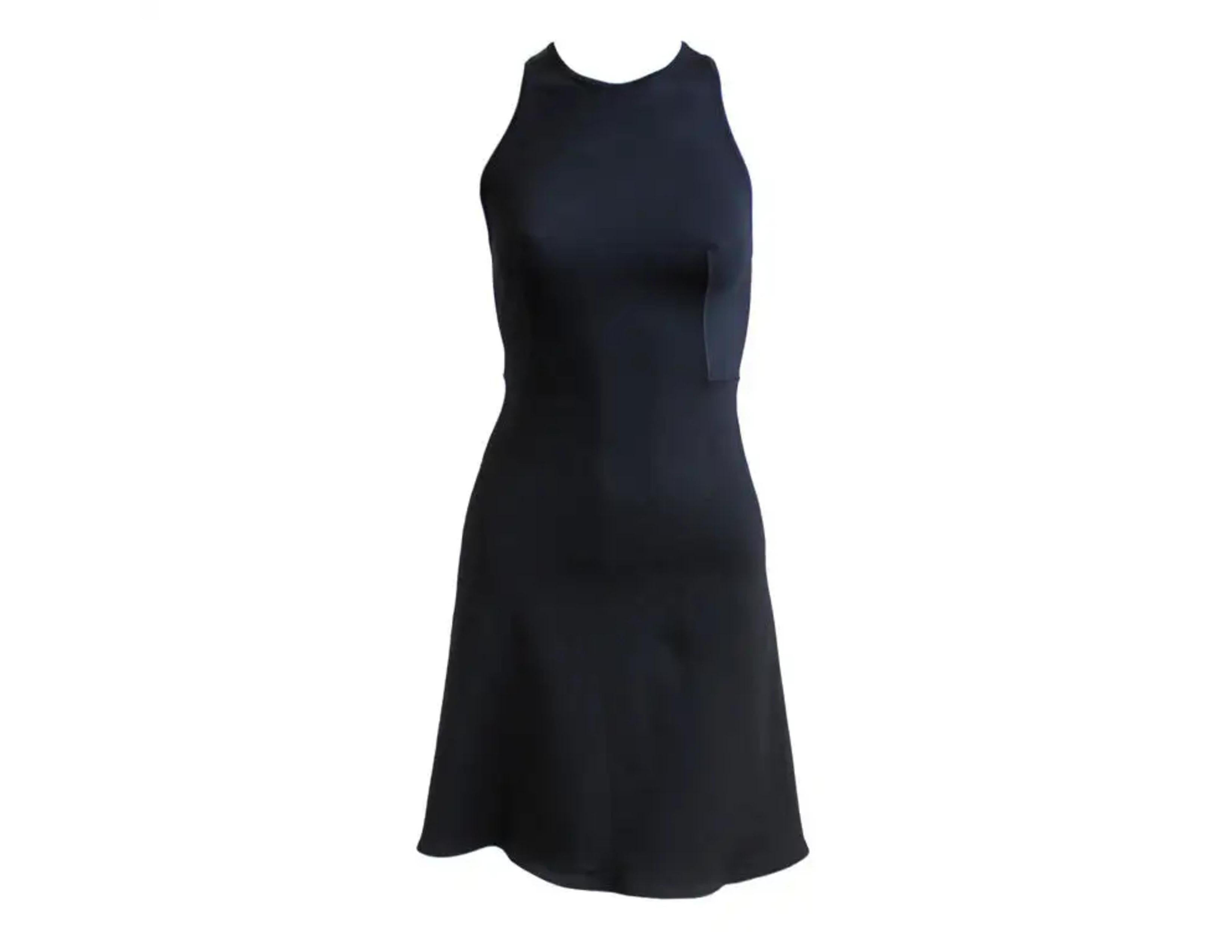 Tiefschwarzes Kleid mit gerafftem Rücken, entworfen von Azzedine Alaia aus den frühen 1990er Jahren. Größe S. Ungefähre Maße (ungedehnt): Brustumfang 31-32