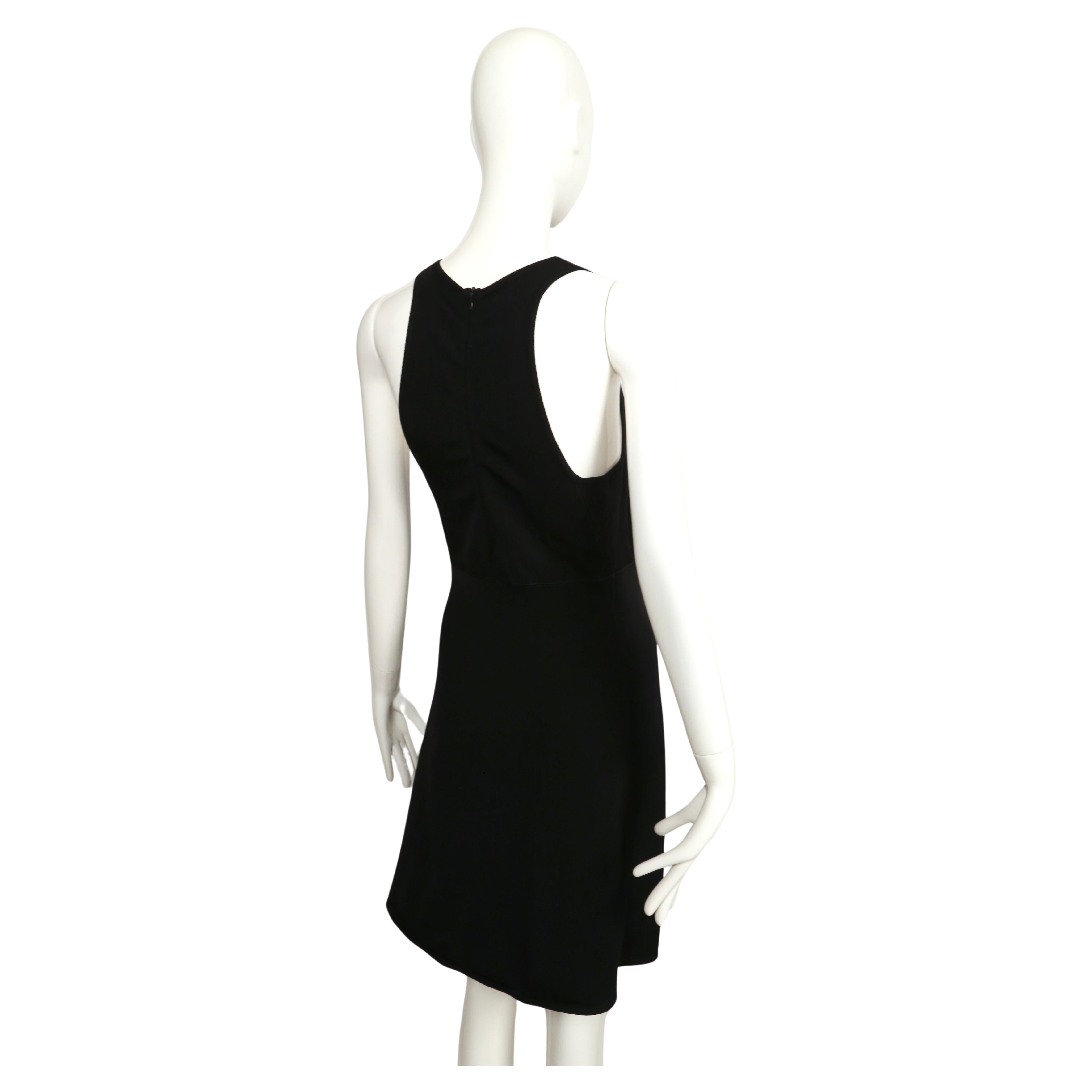 1990er Jahre AZZEDINE ALAIA Schwarzes Kleid mit Rennrücken im Angebot 4