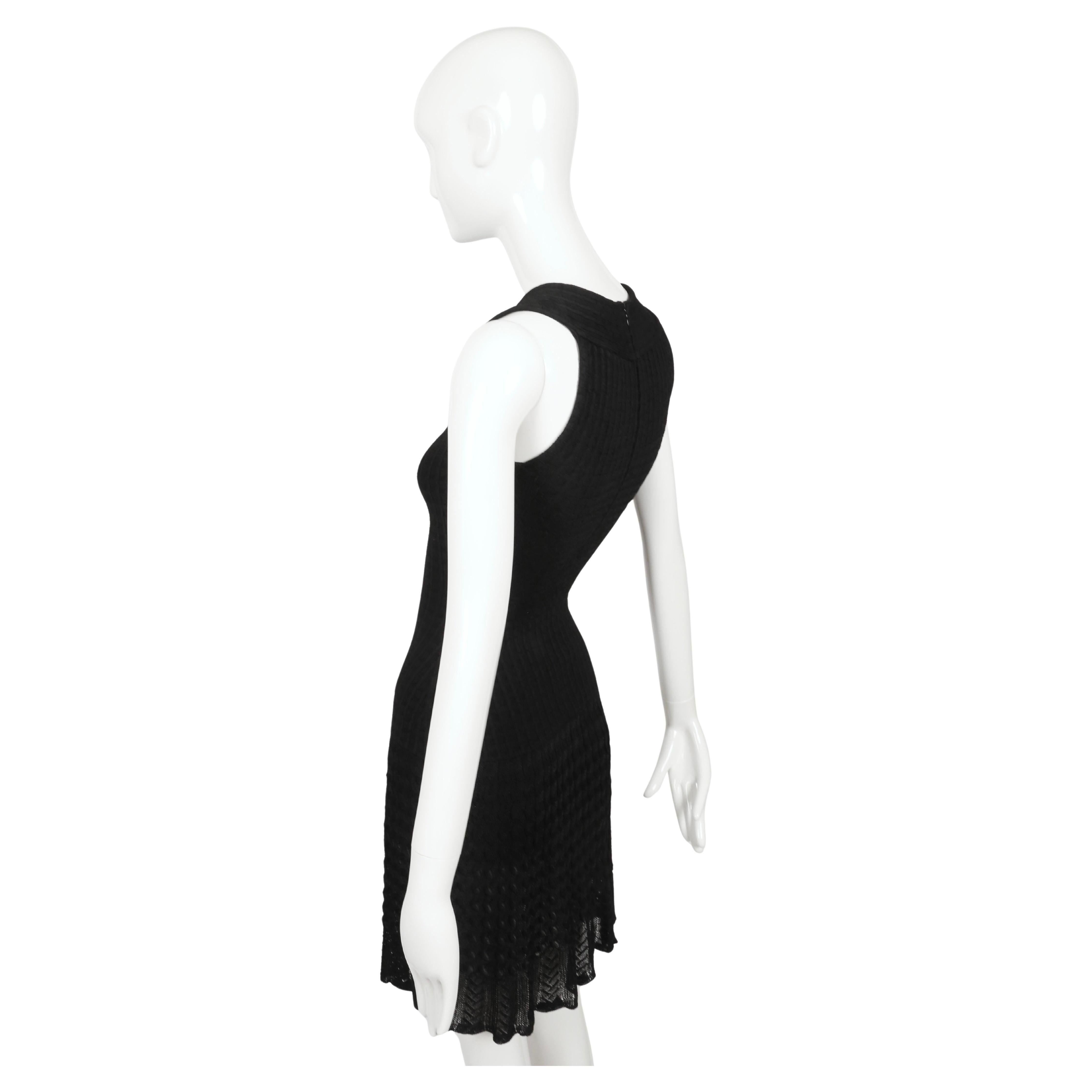 1990er Jahre AZZEDINE ALAIA schwarzes ärmelloses Strickkleid mit durchsichtigem Saum im Angebot 6