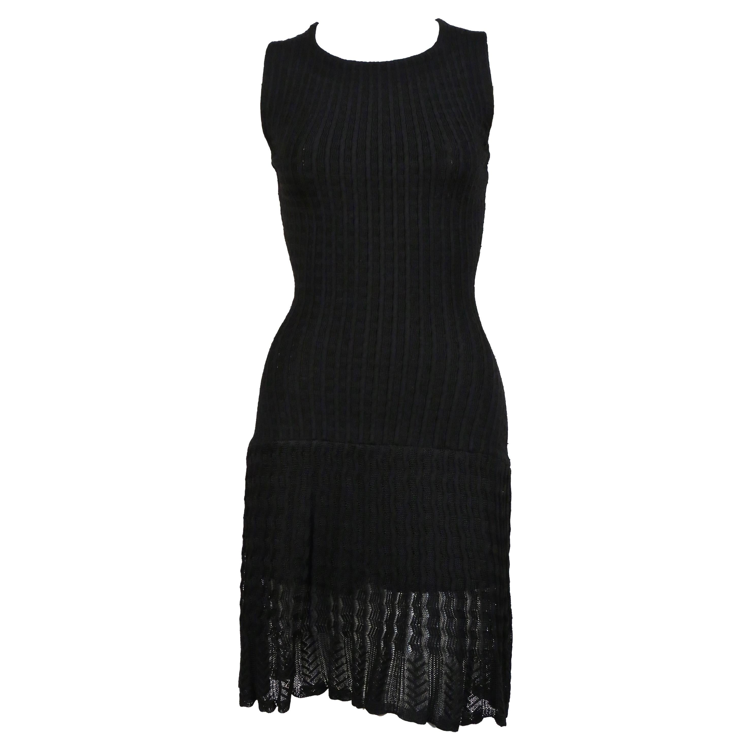 Tiefschwarzes Kleid aus Wollstrick mit halbdurchsichtigem Häkeldetail von Alaia aus den 1990er Jahren. Etikettiert eine Größe klein. Maße ungefähr (ungedehnt): 12,75