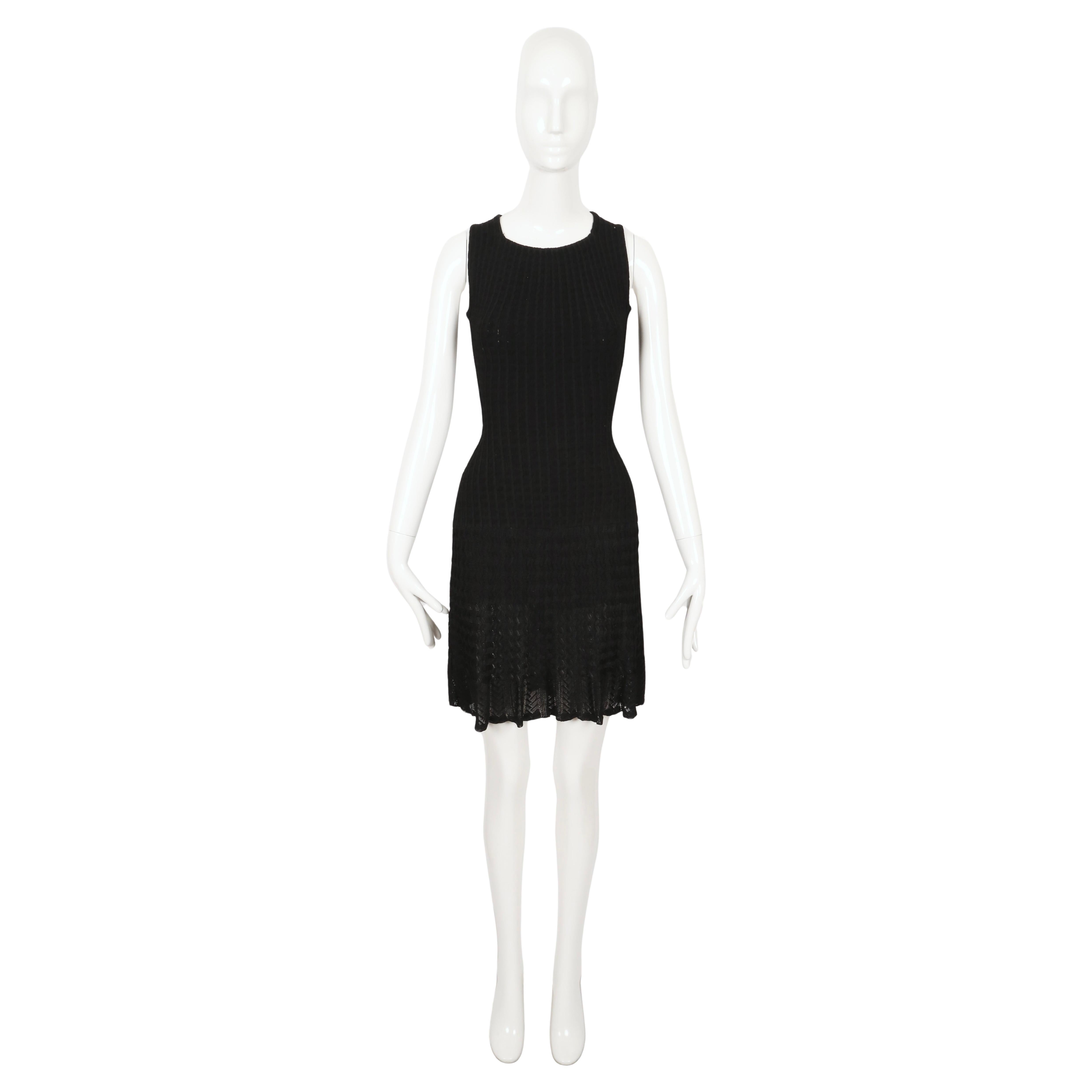 1990er Jahre AZZEDINE ALAIA schwarzes ärmelloses Strickkleid mit durchsichtigem Saum (Schwarz) im Angebot