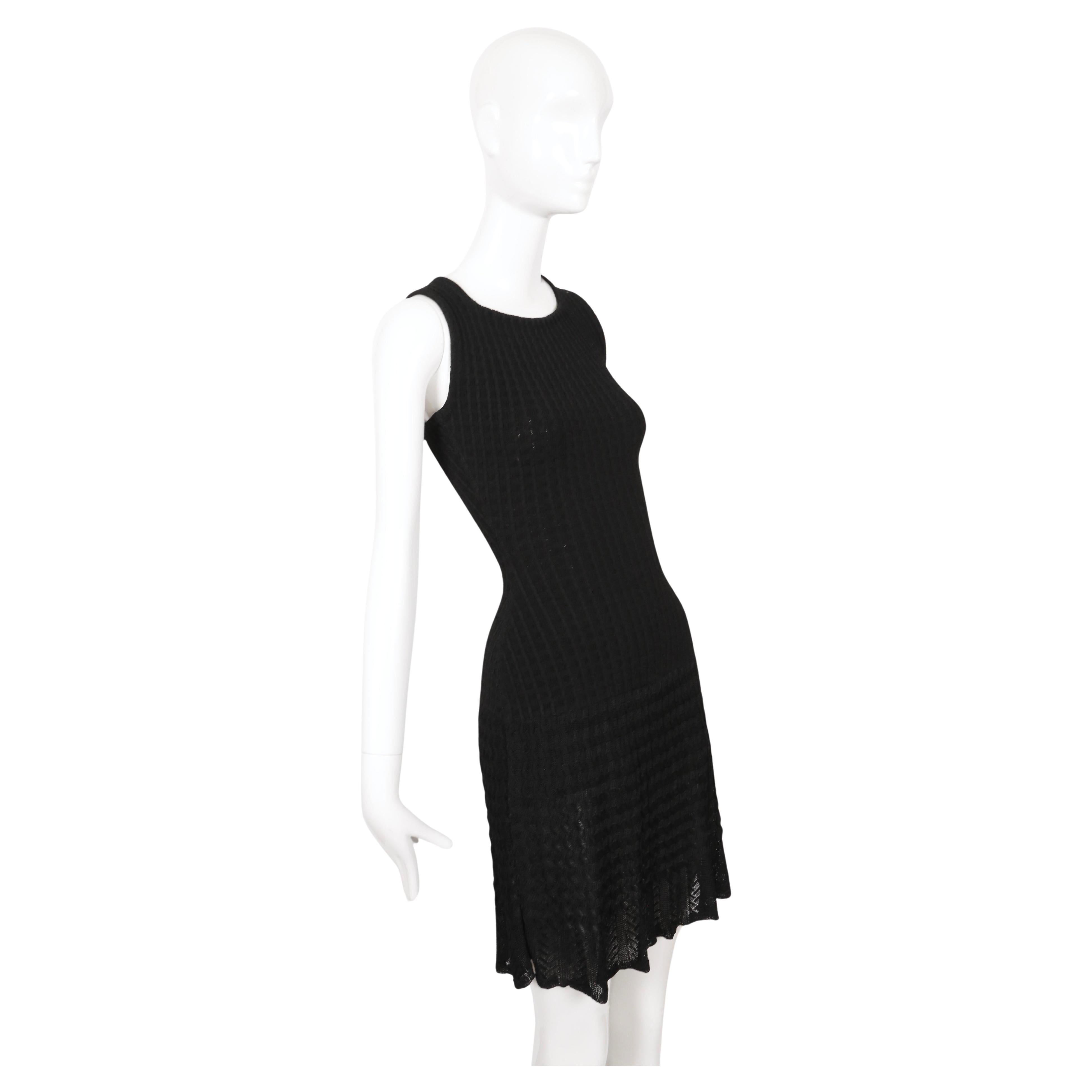 1990er Jahre AZZEDINE ALAIA schwarzes ärmelloses Strickkleid mit durchsichtigem Saum Damen im Angebot