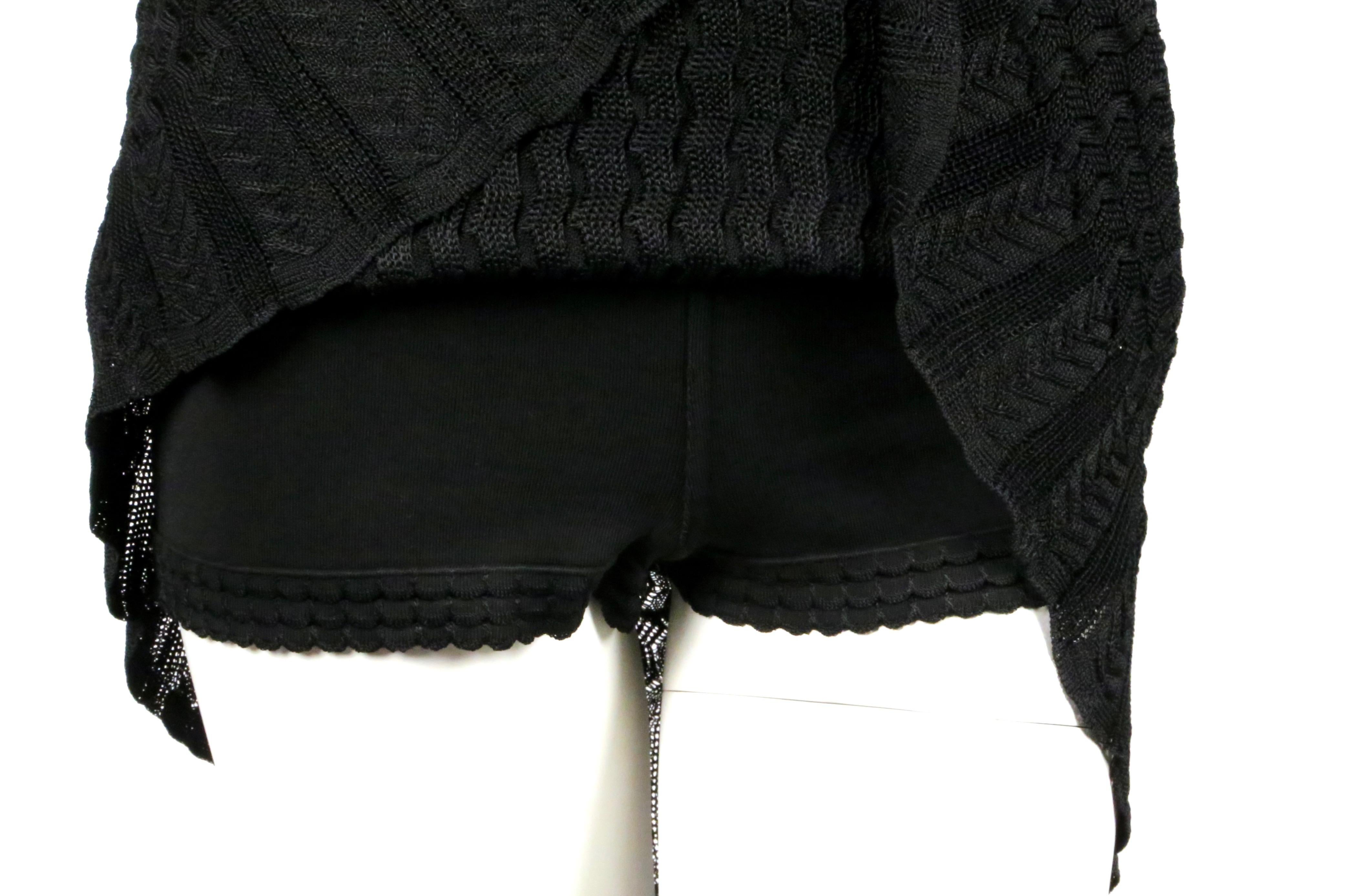 1990er Jahre AZZEDINE ALAIA schwarzes ärmelloses Strickkleid mit durchsichtigem Saum im Angebot 1