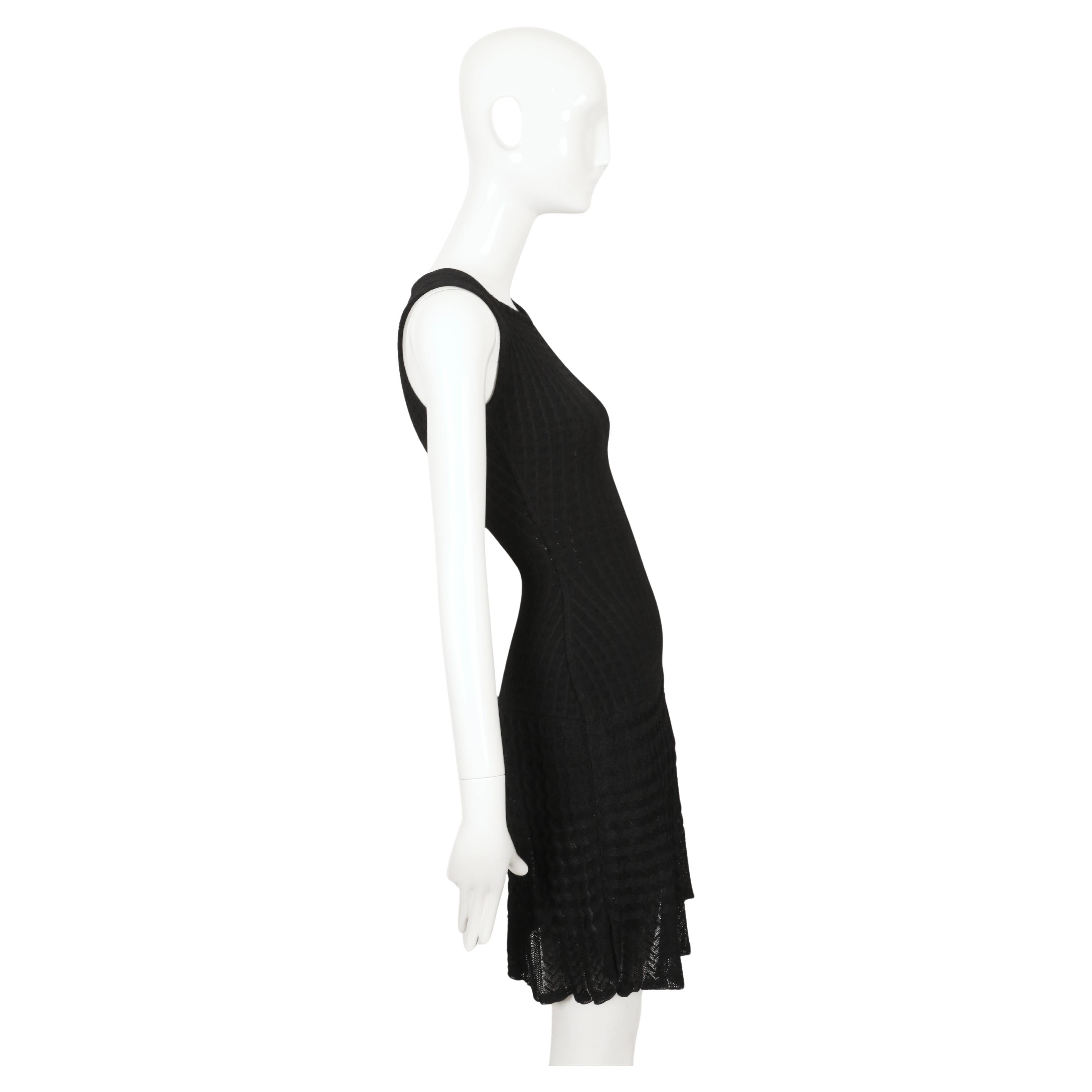 1990er Jahre AZZEDINE ALAIA schwarzes ärmelloses Strickkleid mit durchsichtigem Saum im Angebot 1