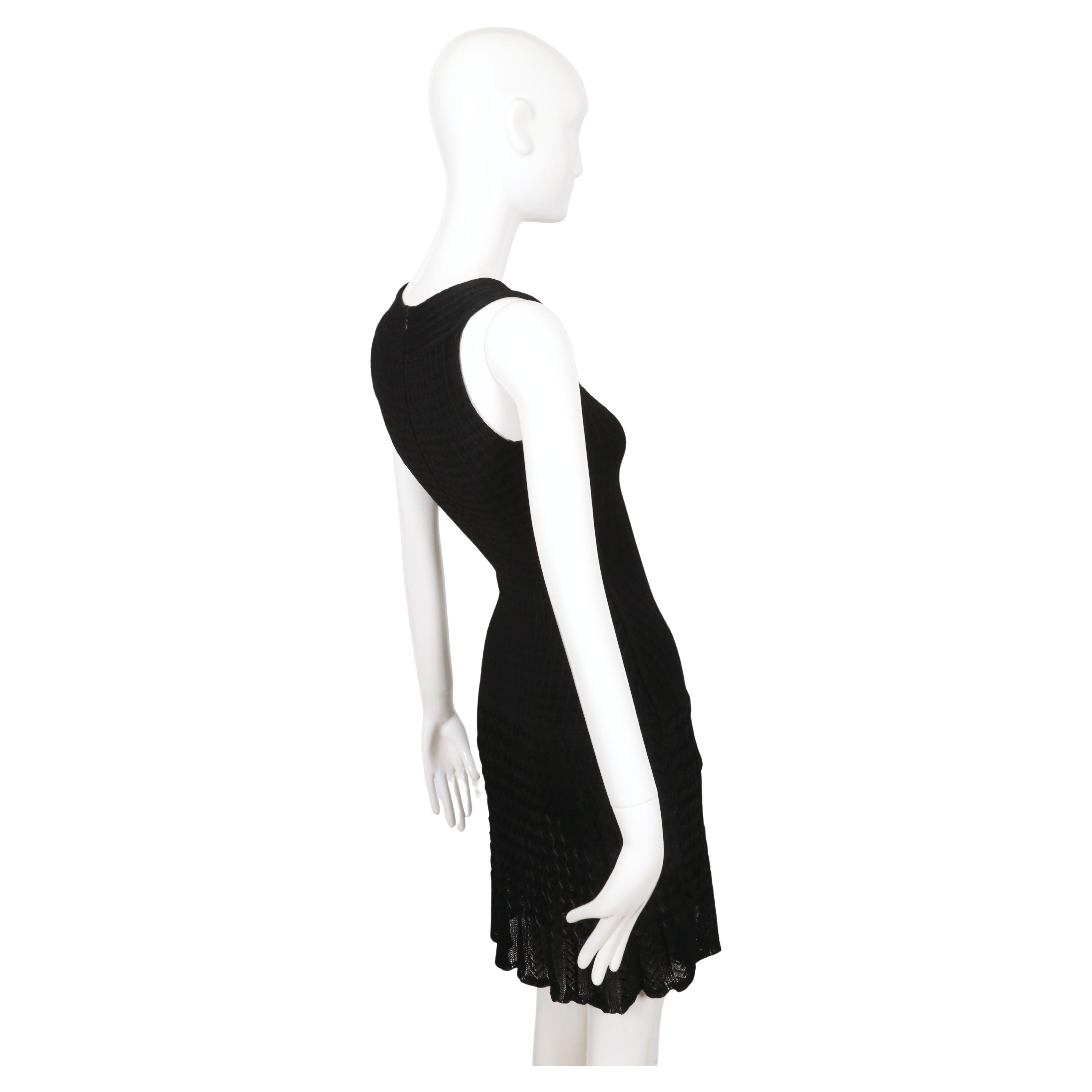 1990er Jahre AZZEDINE ALAIA schwarzes ärmelloses Strickkleid mit durchsichtigem Saum im Angebot 2