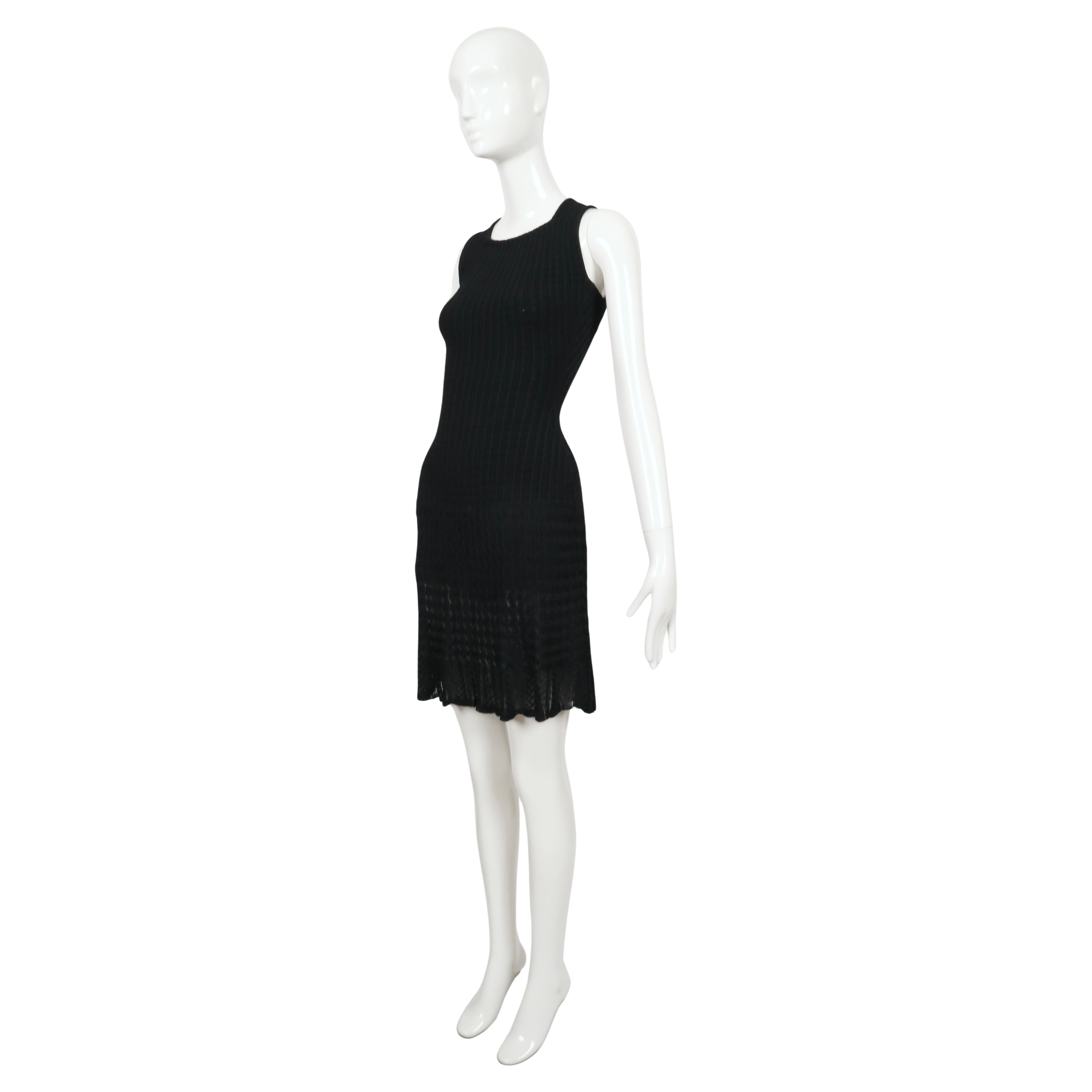 1990er Jahre AZZEDINE ALAIA schwarzes ärmelloses Strickkleid mit durchsichtigem Saum im Angebot 3