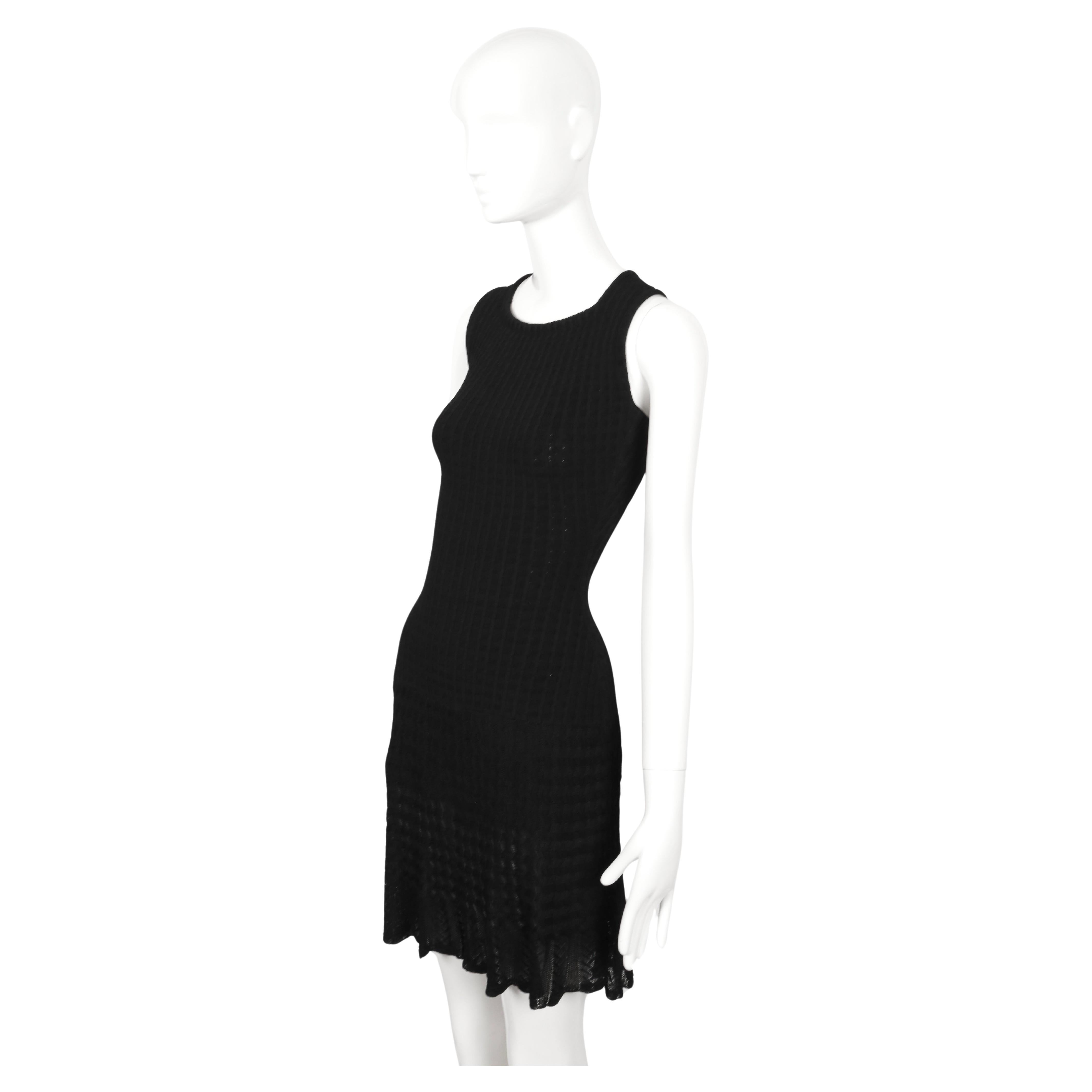 1990er Jahre AZZEDINE ALAIA schwarzes ärmelloses Strickkleid mit durchsichtigem Saum im Angebot 4