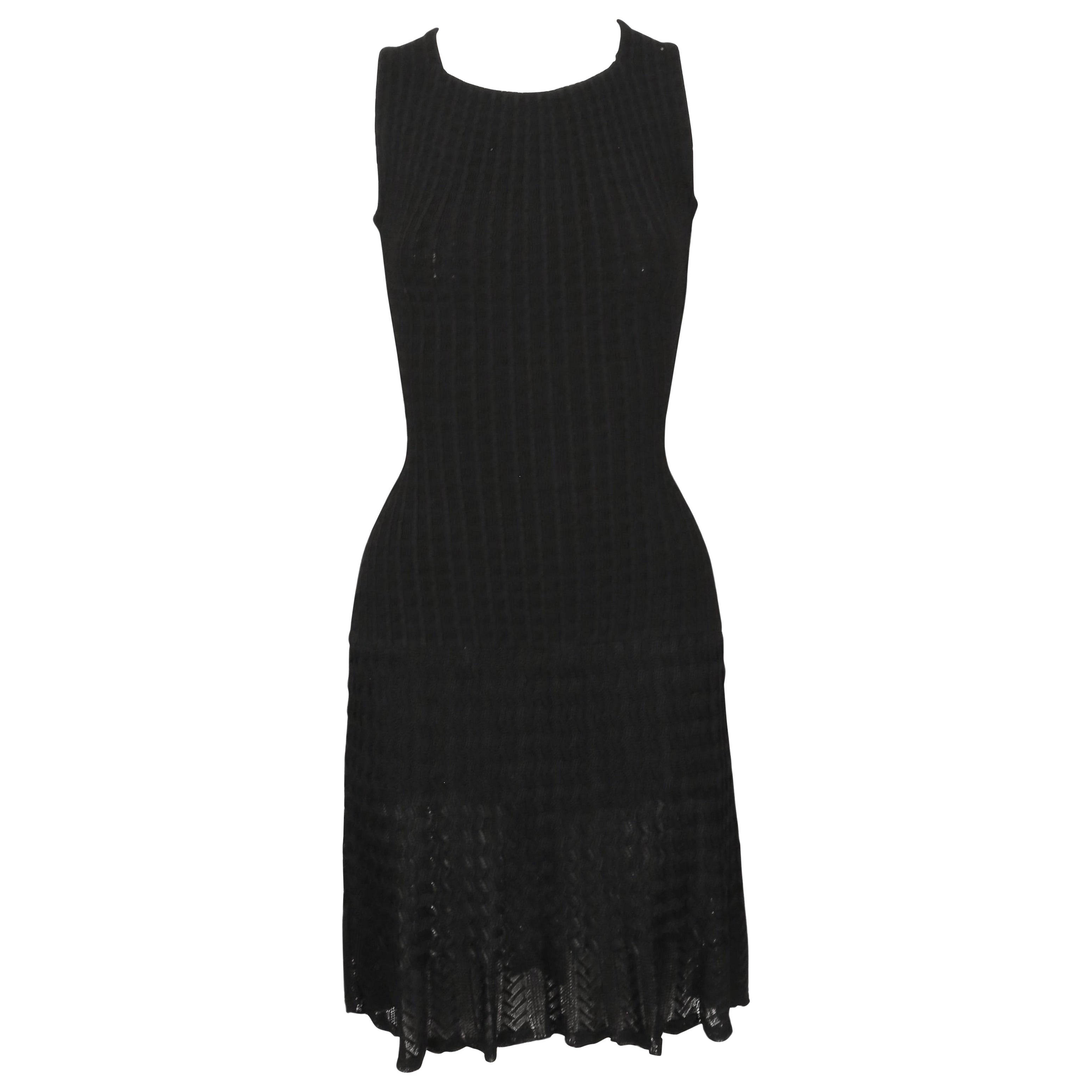 1990er Jahre AZZEDINE ALAIA schwarzes ärmelloses Strickkleid mit durchsichtigem Saum