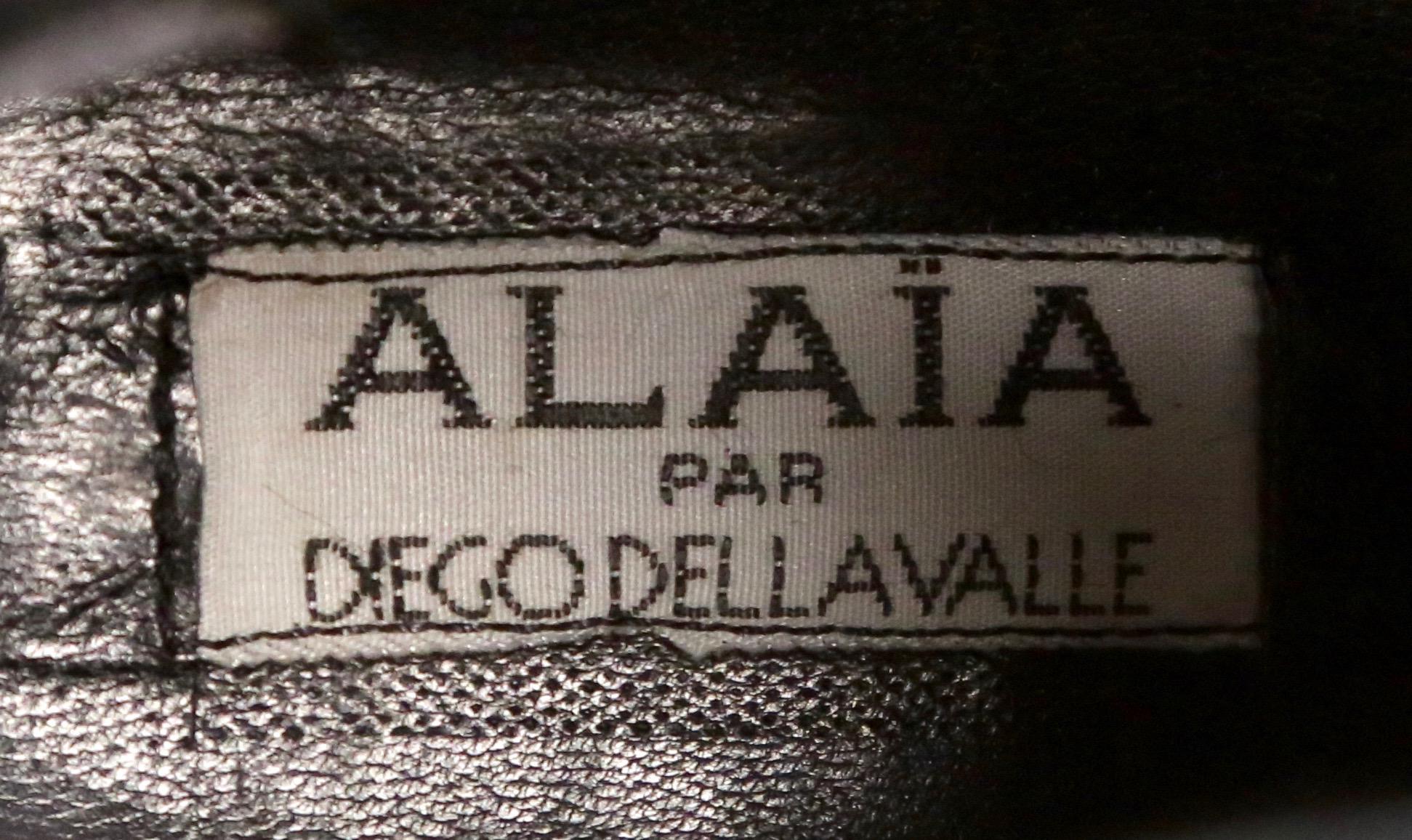 1990 - AZZEDINE ALAIA - Bottines en daim noir en vente 2