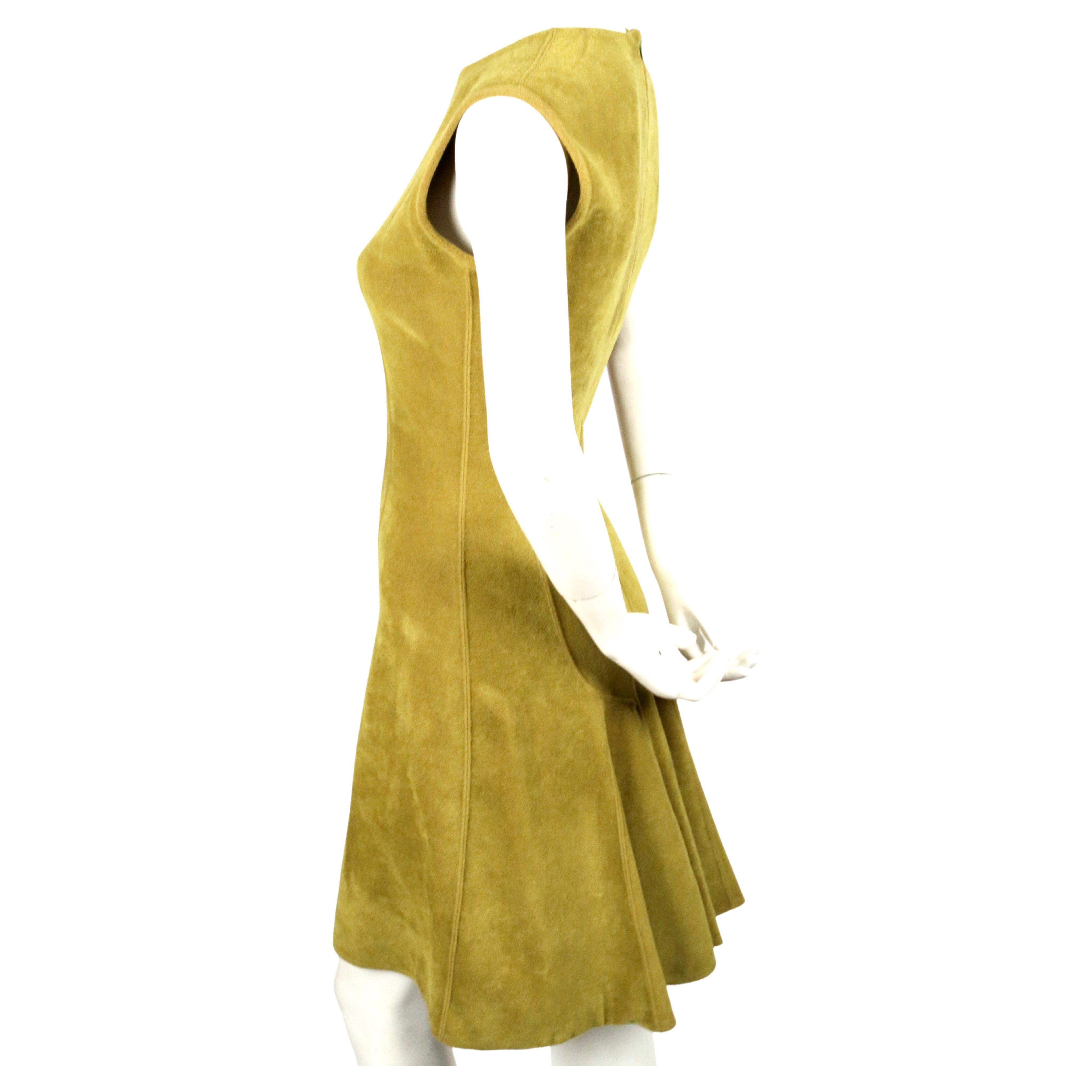 Abito in ciniglia verde chartreuse con gonna svasata di Azzedine Alaia della fine degli anni '90. Non sono indicate le taglie, ma la taglia più adatta è una S o una M. Misure approssimative (senza stiramento): spalla 15,25