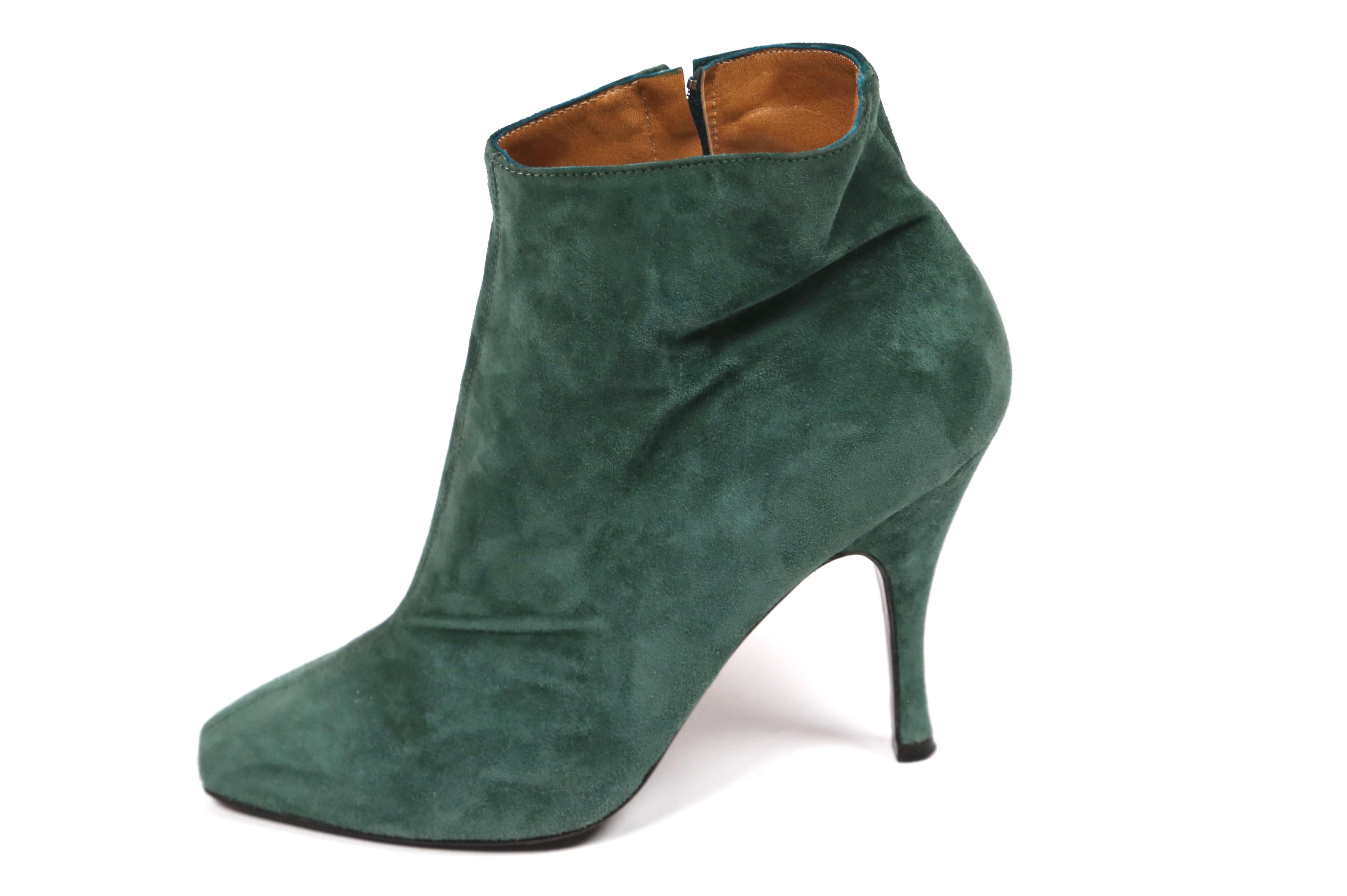 Green suede stiletto ankle boots with almond shaped toe from Azzedine Alaia dating to the 1990's. Size 40 (approximately fits a modern US 9-9.5). Inside zips. Composed entirely of leather. Made in France. Good condition. Also available in black.
