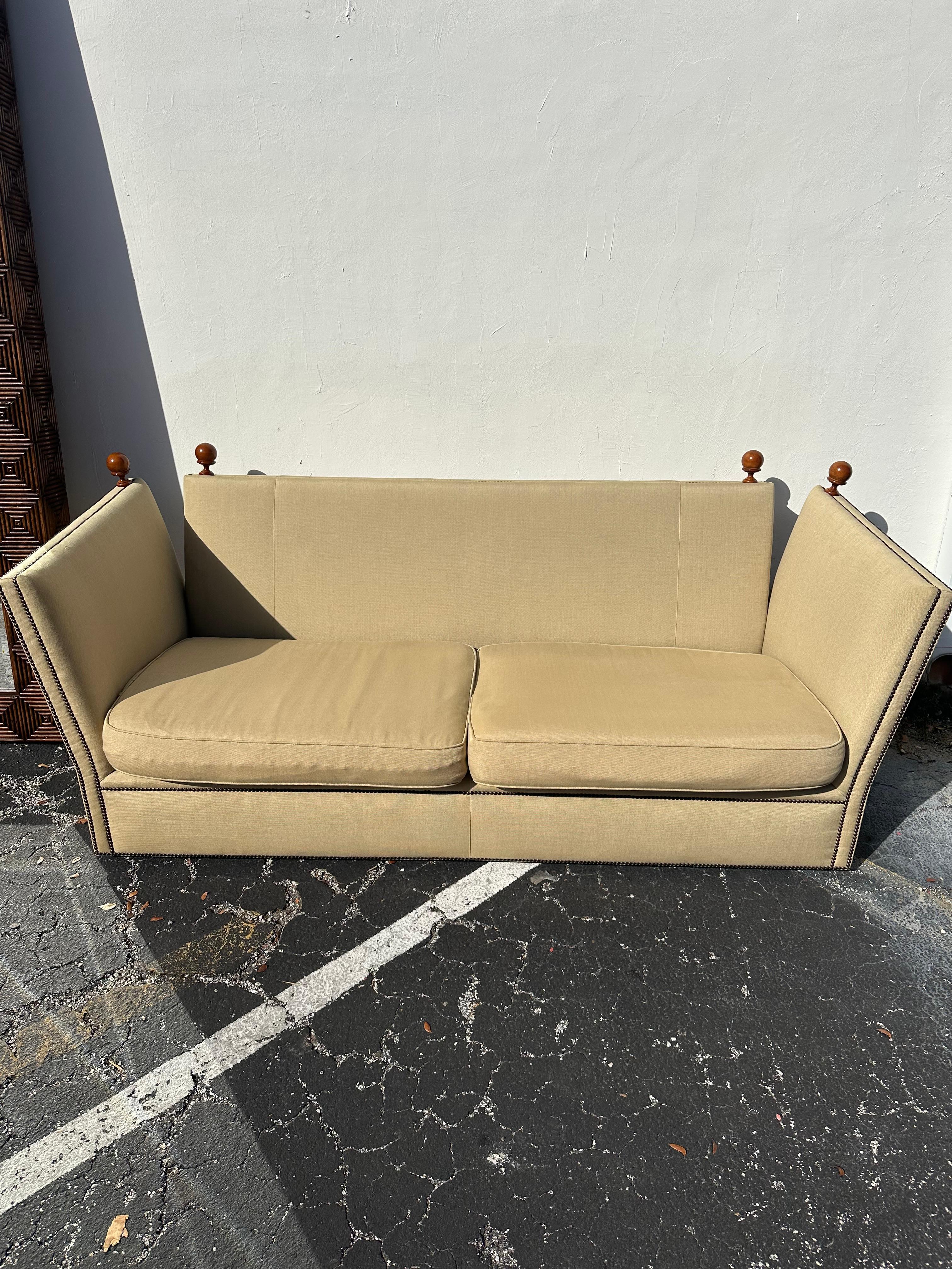 1990 Baker Canapé en lin beige Knole en vente 7