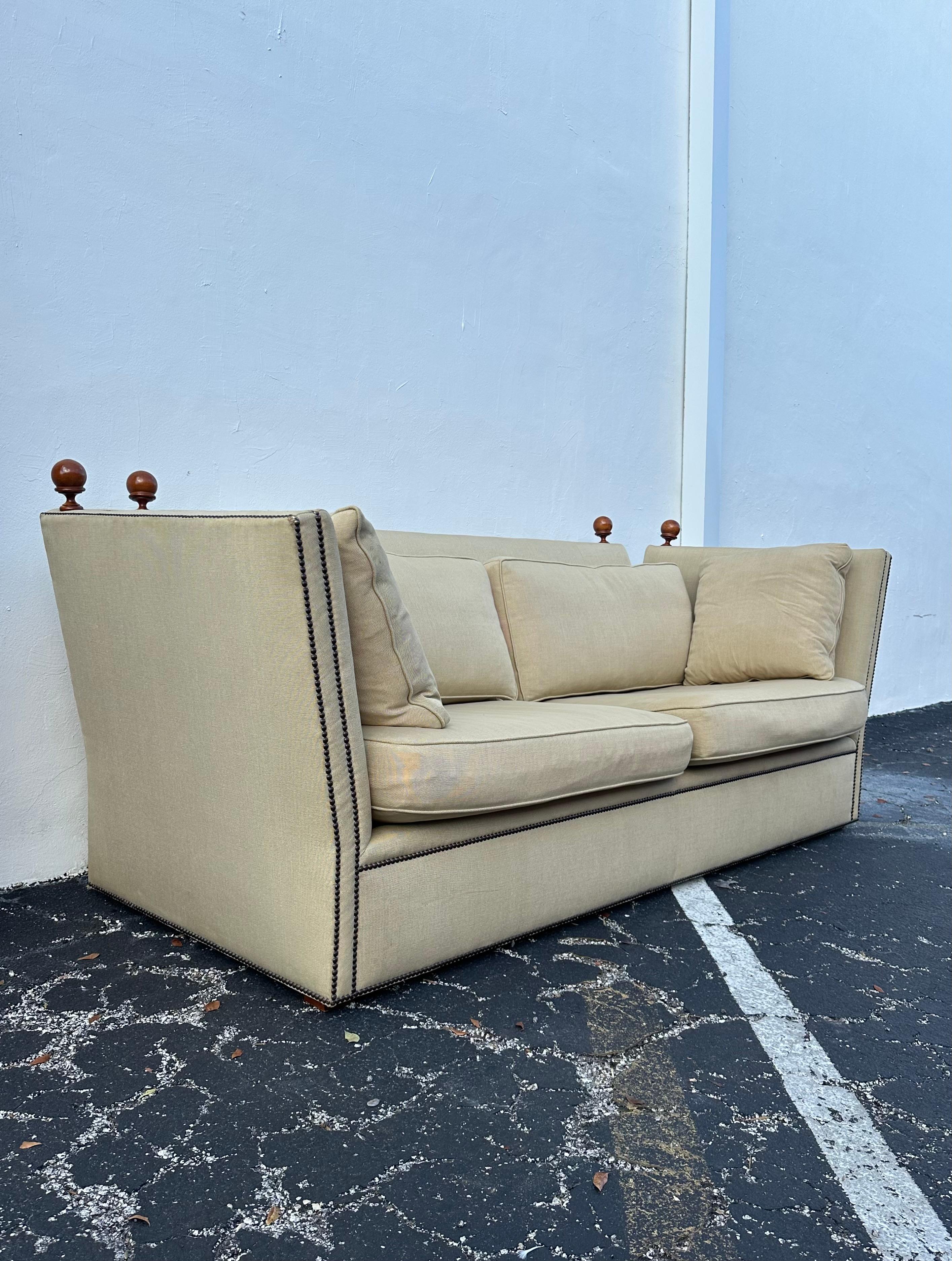 Américain 1990 Baker Canapé en lin beige Knole en vente