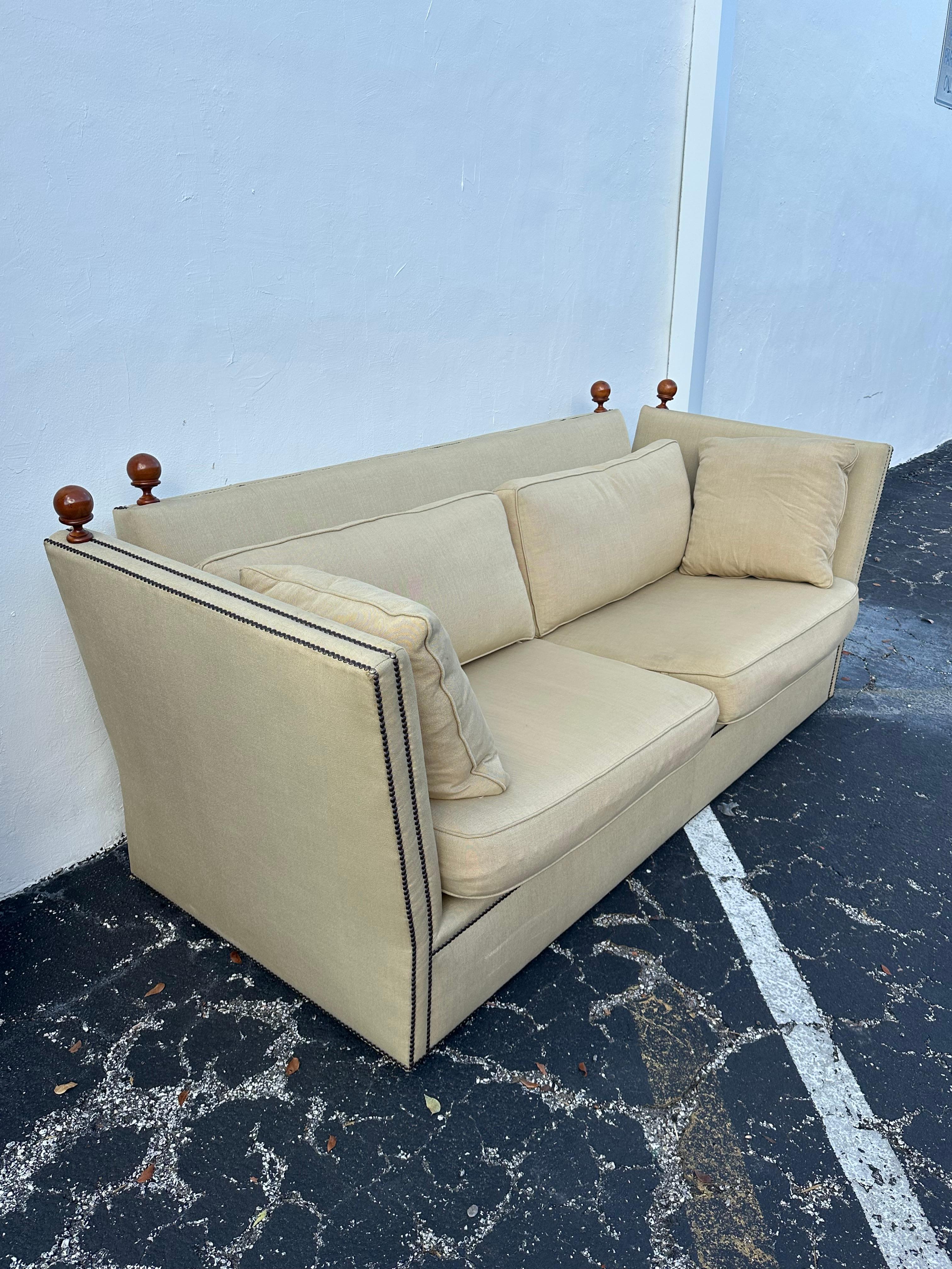 1990 Baker Canapé en lin beige Knole Bon état - En vente à Fort Lauderdale, FL