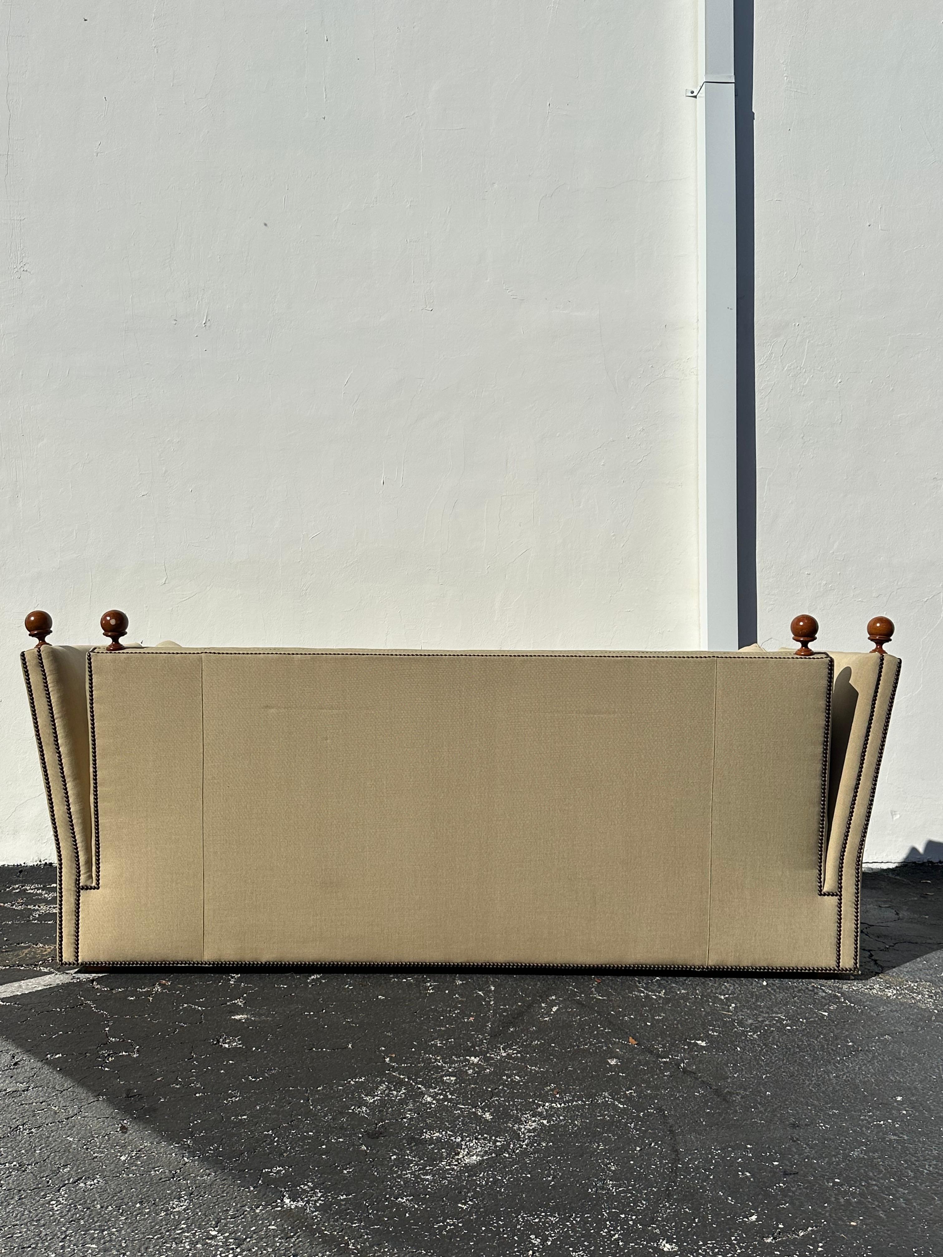 1990 Baker Canapé en lin beige Knole en vente 1