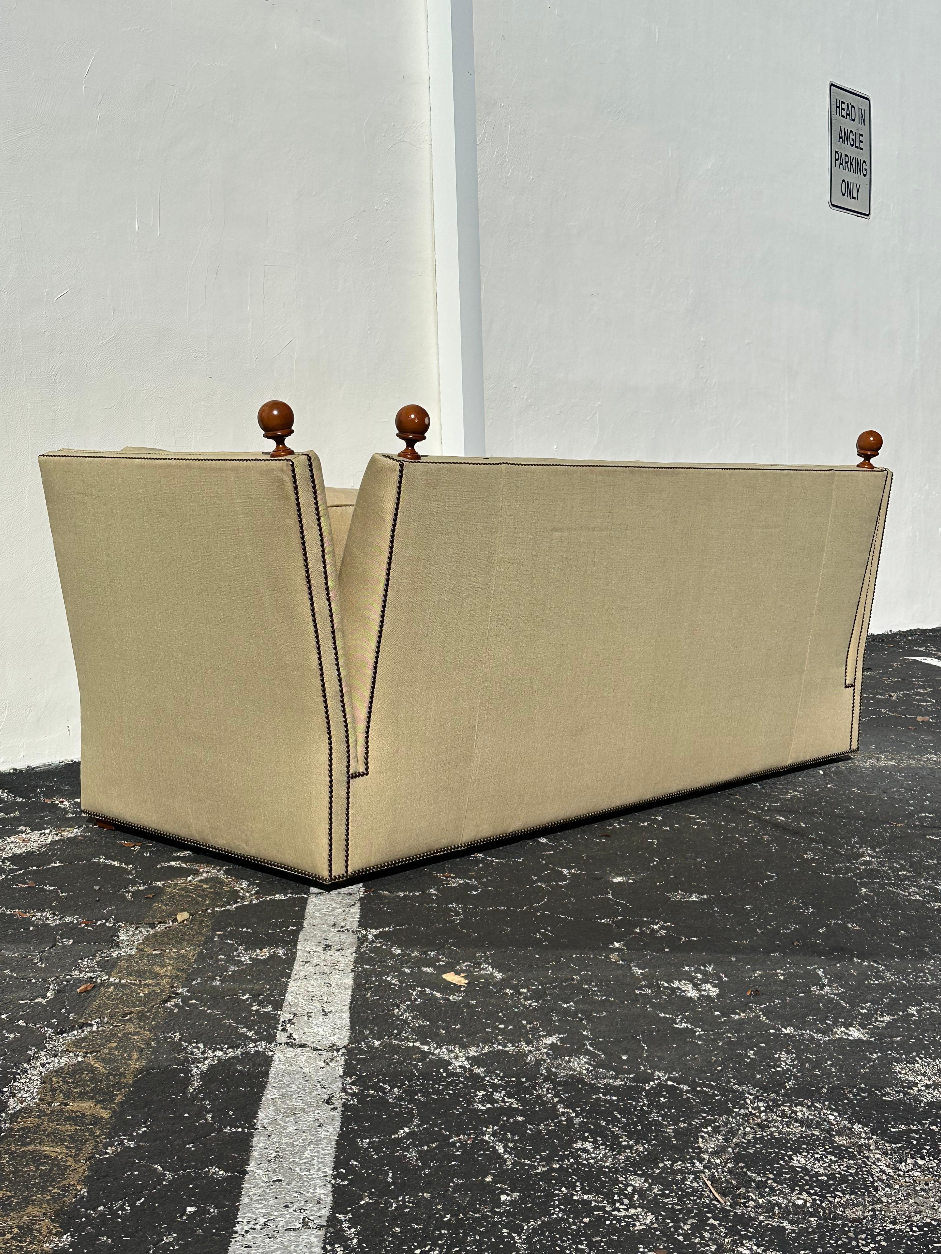 1990 Baker Canapé en lin beige Knole en vente 2