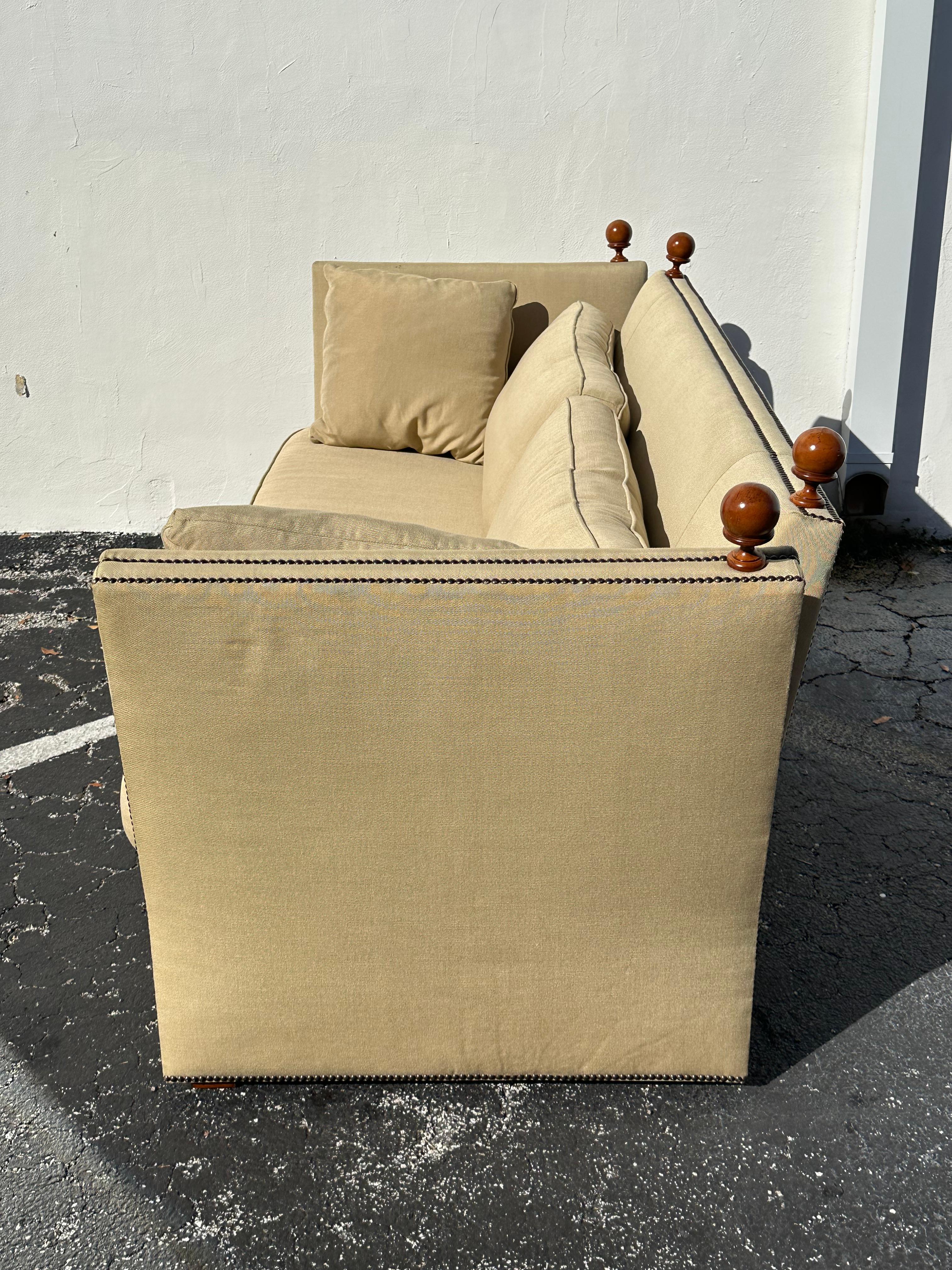 1990 Baker Canapé en lin beige Knole en vente 3