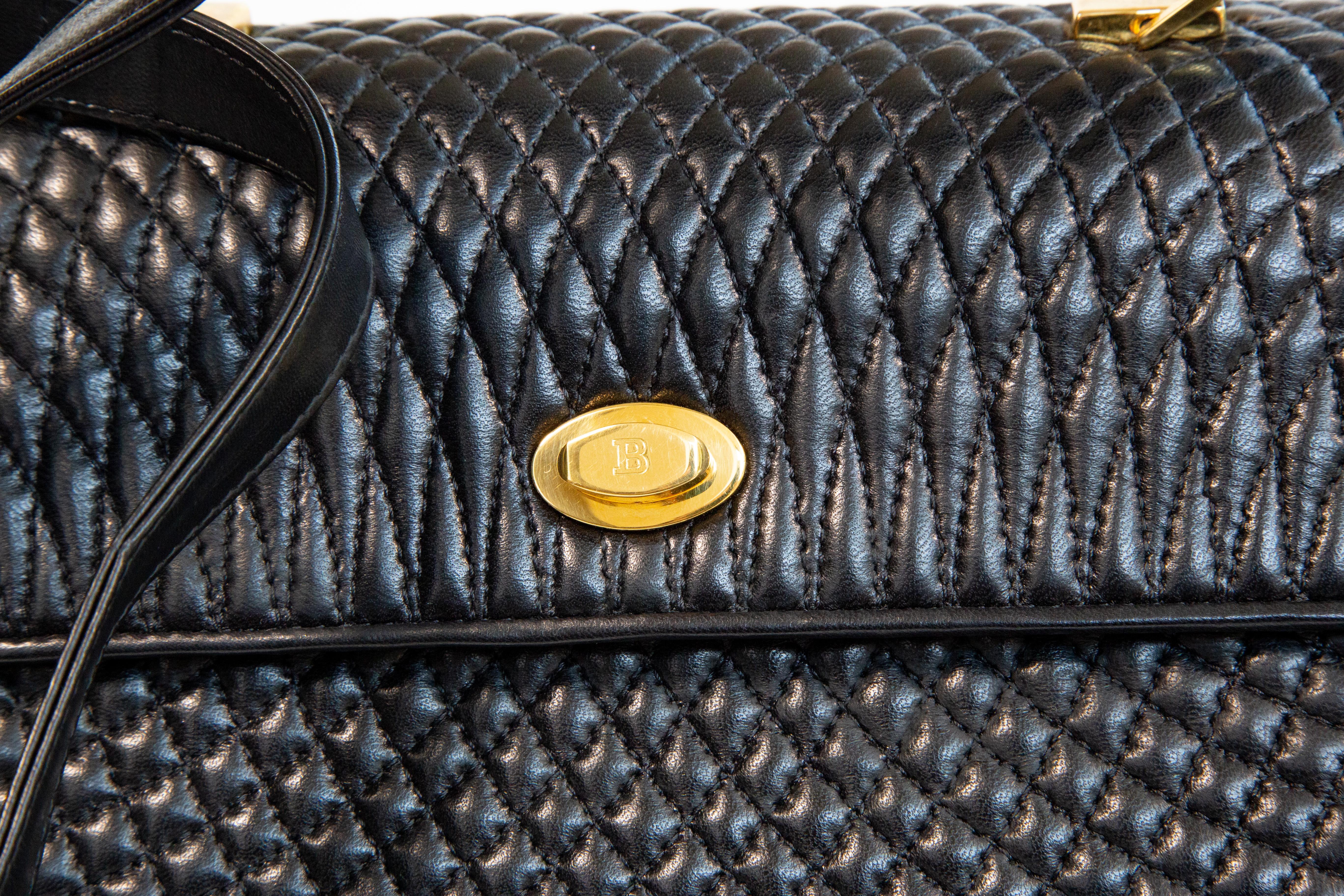 1990er Bally Schwarz gesteppte Cabrio-Tasche im Angebot 6