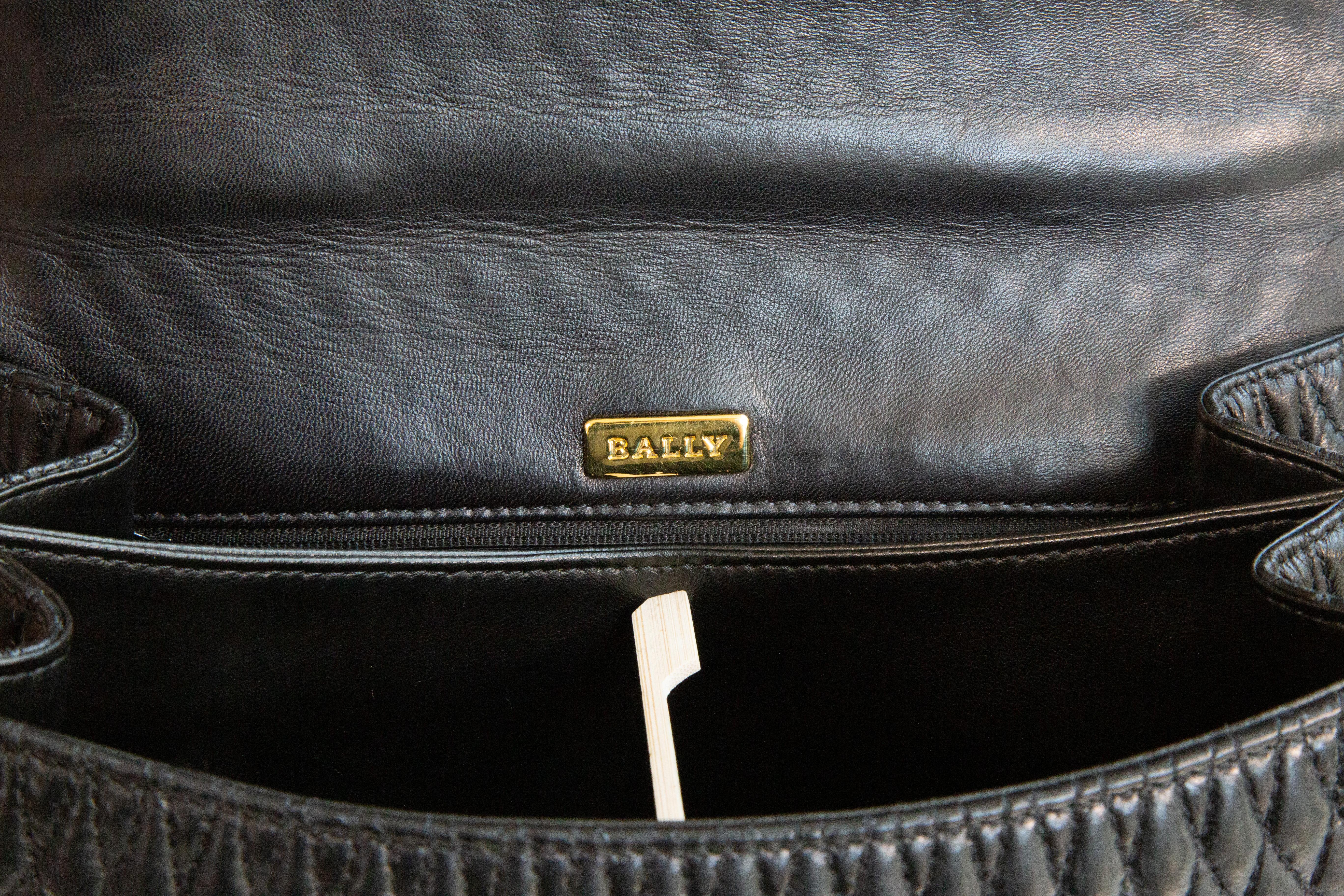 1990er Bally Schwarz gesteppte Cabrio-Tasche im Angebot 8