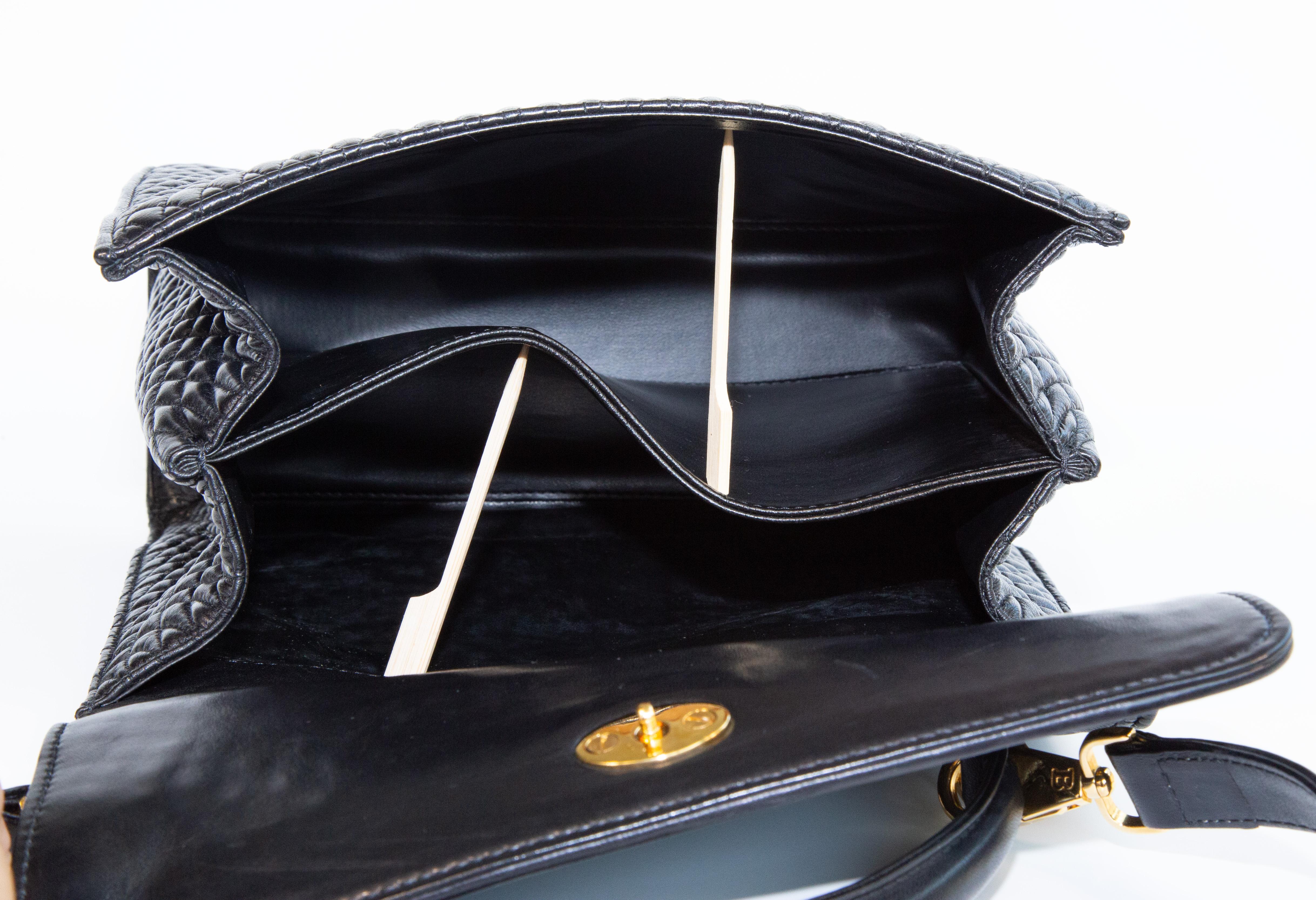 1990er Bally Schwarz gesteppte Cabrio-Tasche im Angebot 9