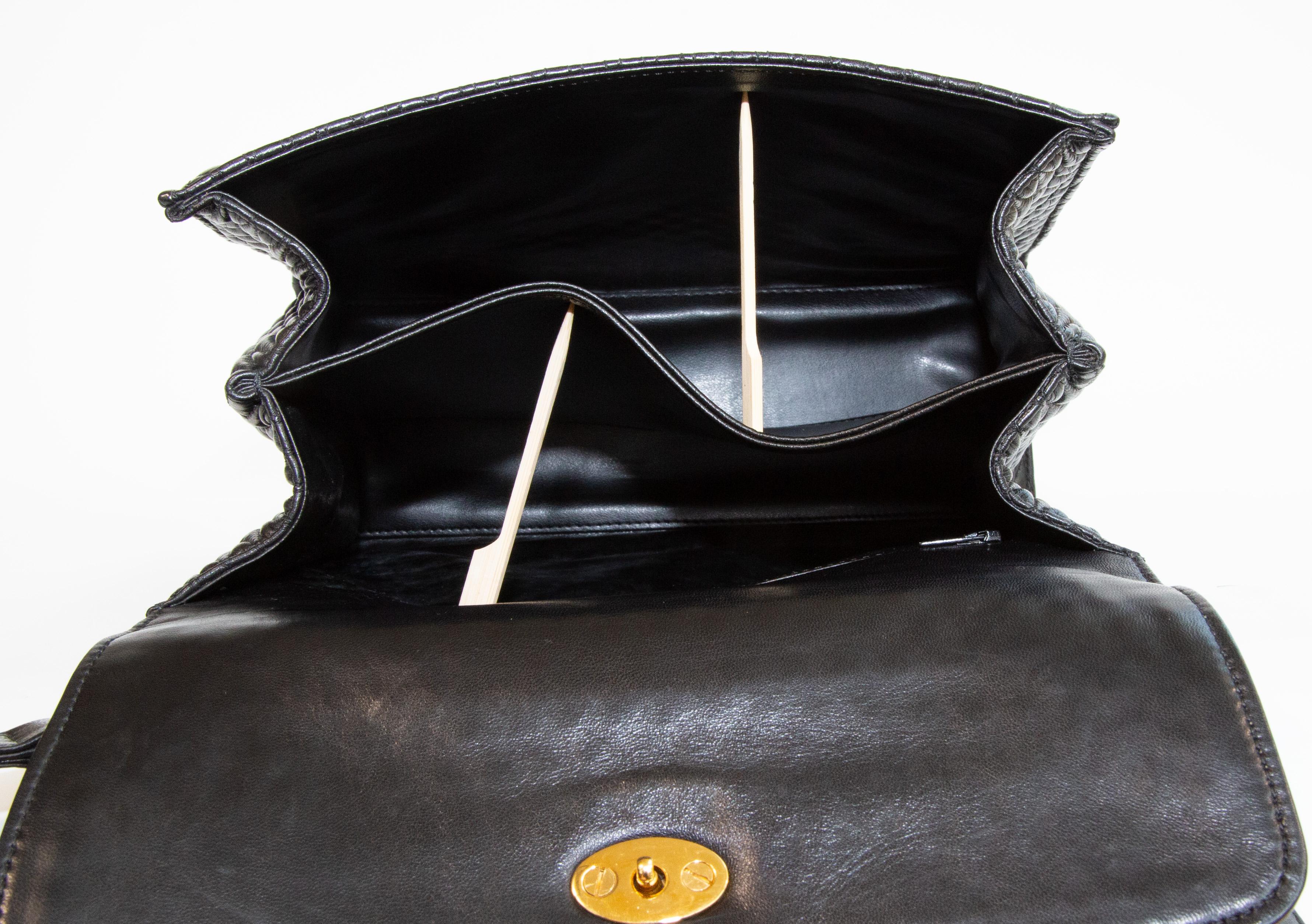 1990er Bally Schwarz gesteppte Cabrio-Tasche im Angebot 10