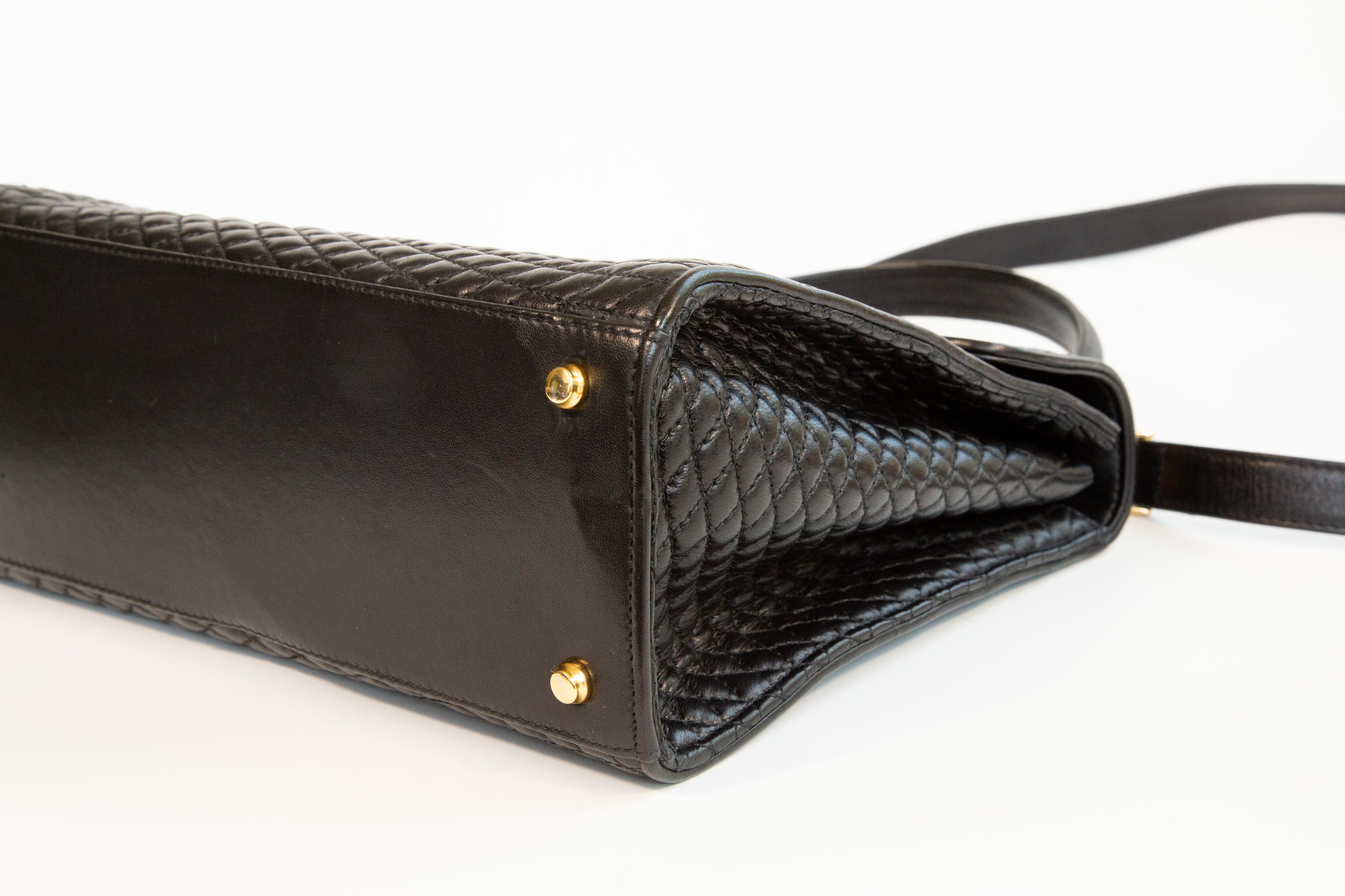 1990er Bally Schwarz gesteppte Cabrio-Tasche im Angebot 2