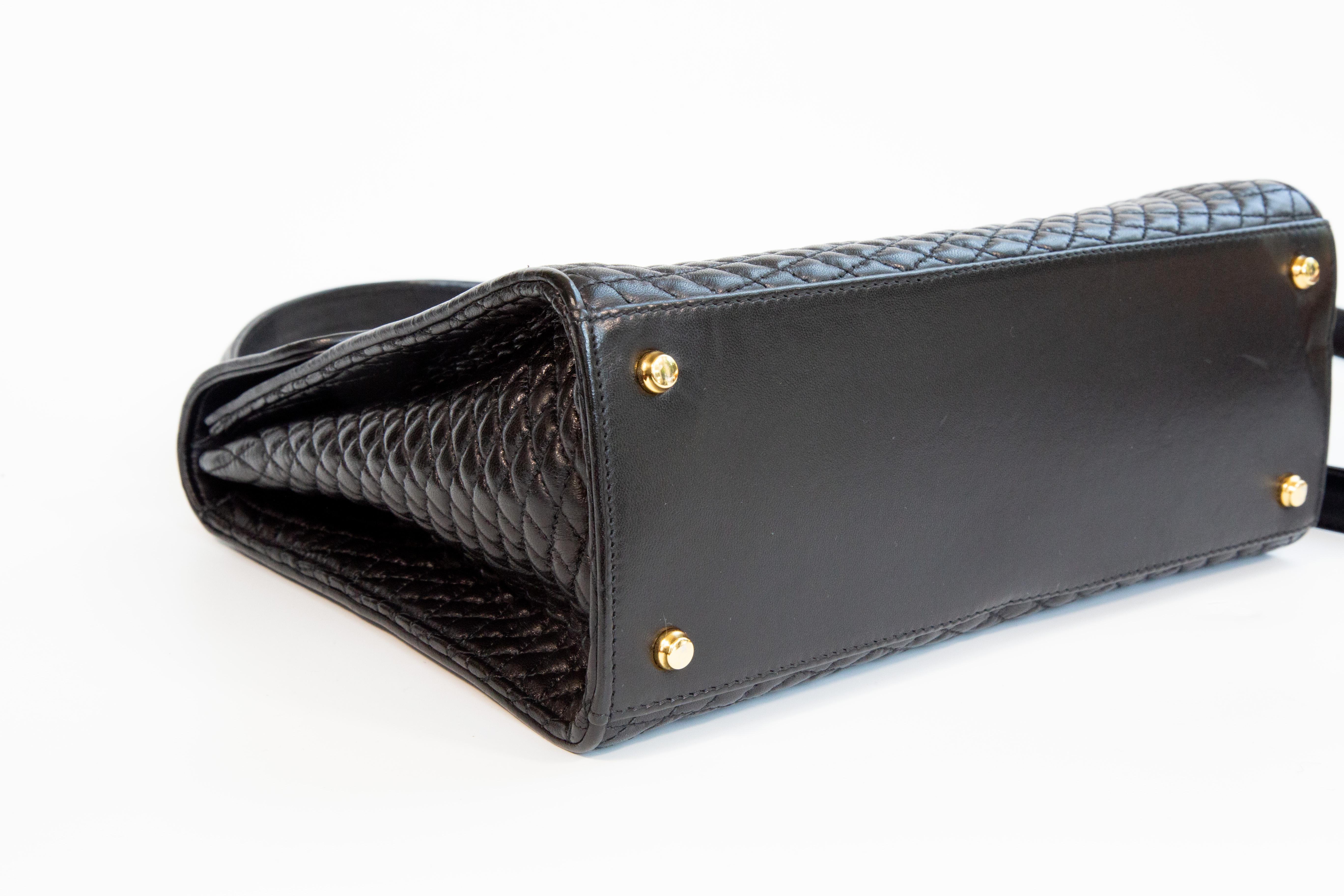 1990er Bally Schwarz gesteppte Cabrio-Tasche im Angebot 3