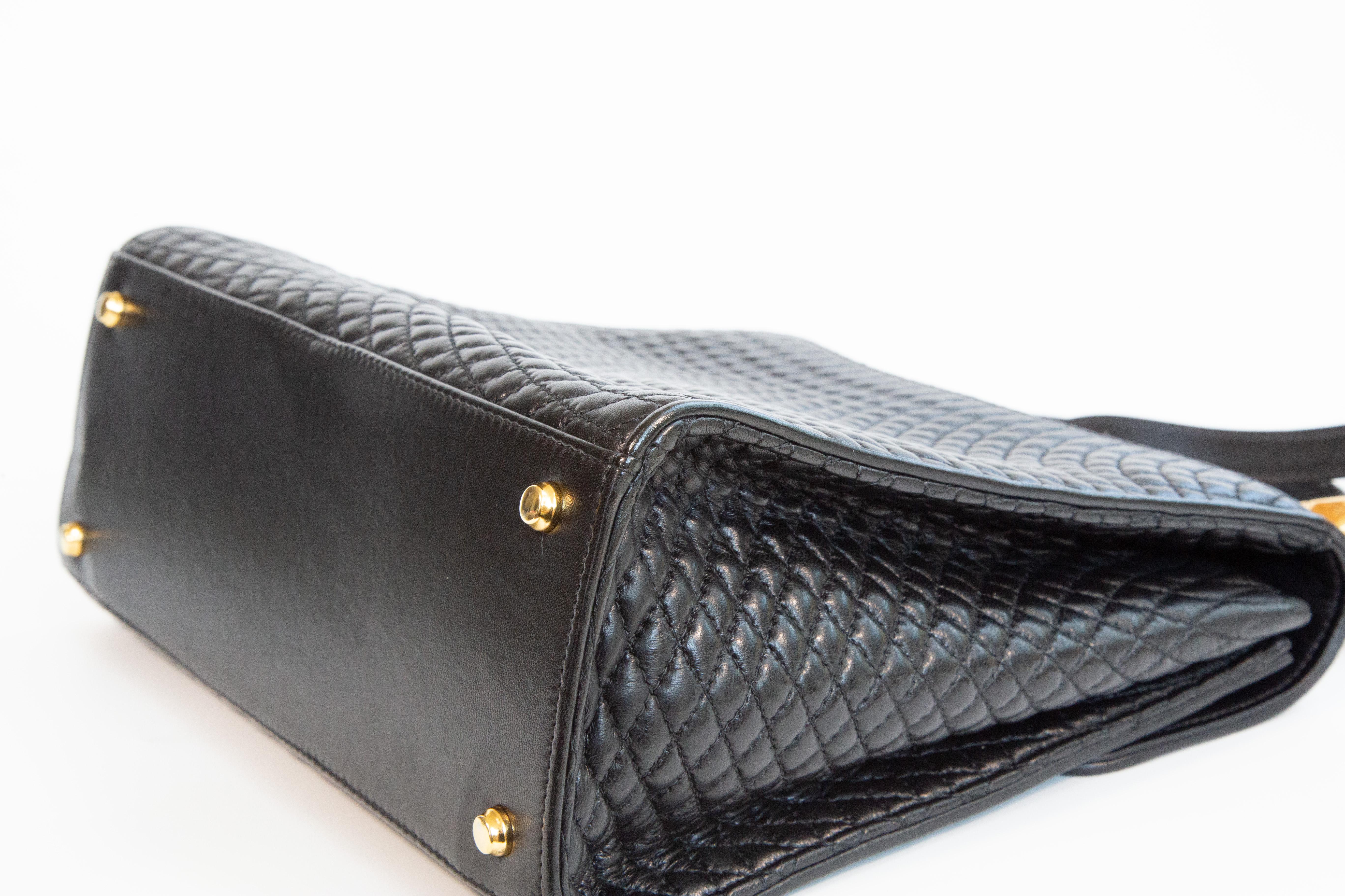 1990er Bally Schwarz gesteppte Cabrio-Tasche im Angebot 4