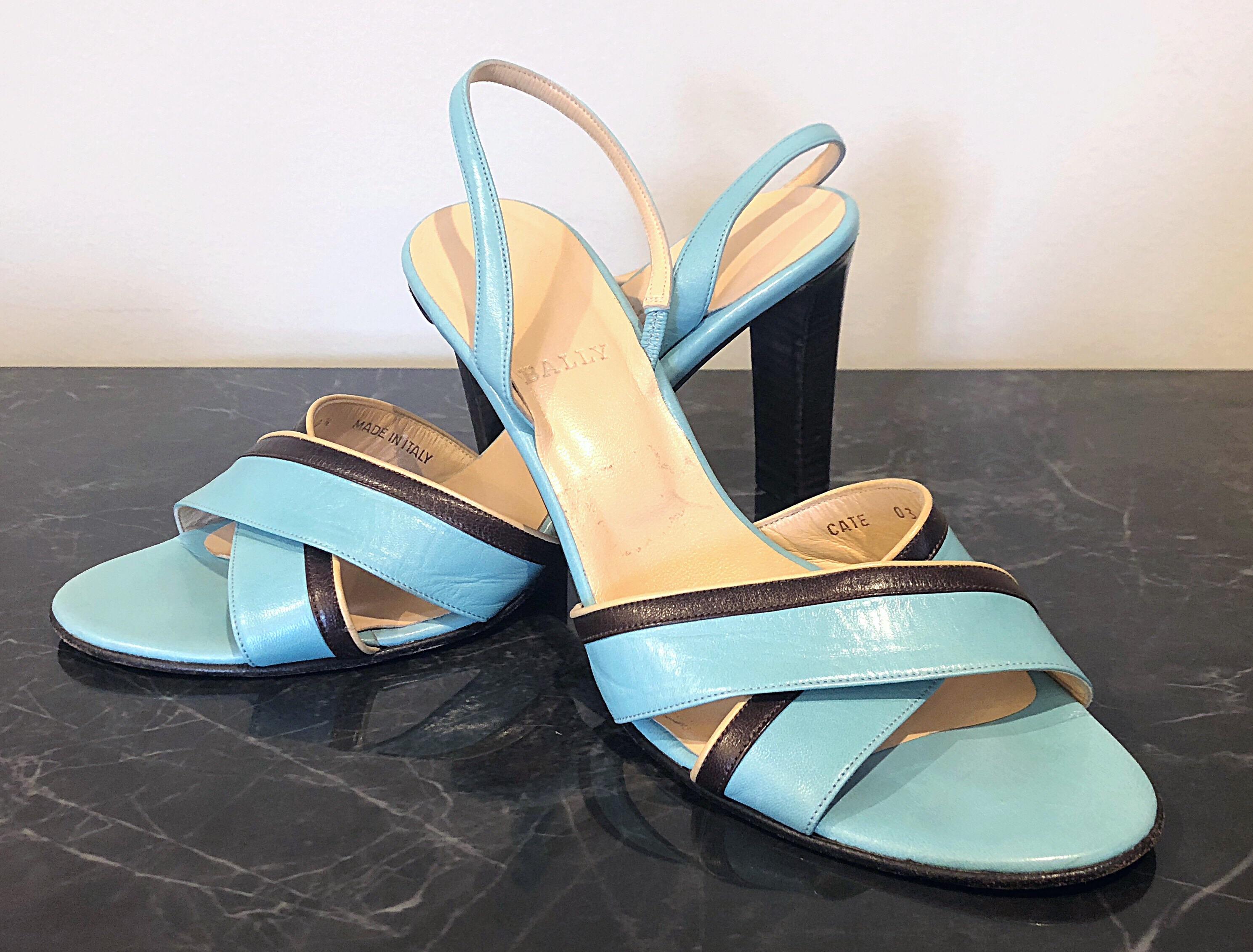 Magnifique vintage fin des années 90 BALLY robins egg blue Size 40.5 / US 10 stacked high heel sandals ! Le cuir est d'un bleu sarcelle/bleu d'œuf de poule vibrant. Le talon marron empilé assure un grand confort. La touche de couleur parfaite pour