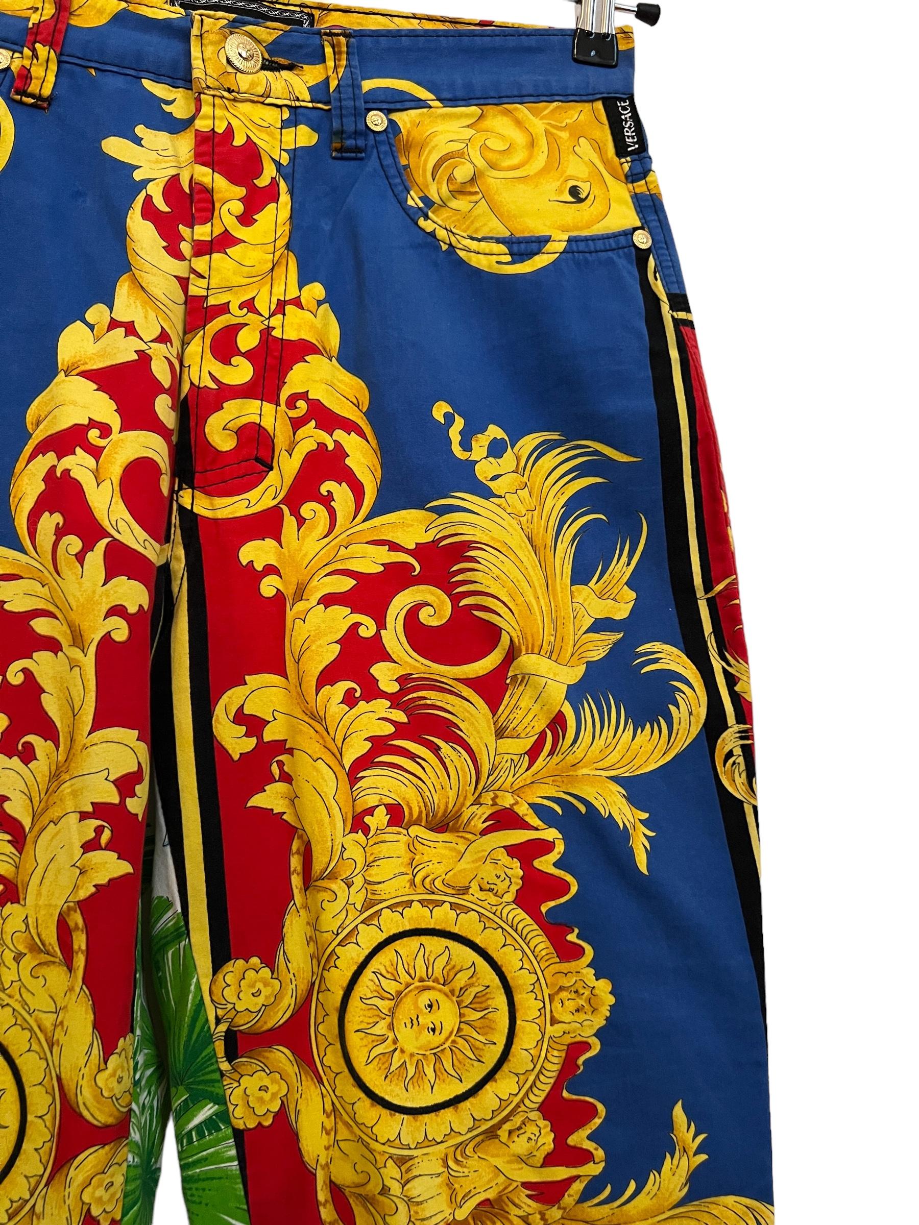 Jean baroque Gianni Versace à taille haute à motifs colorés rococo des années 1990 en vente 2