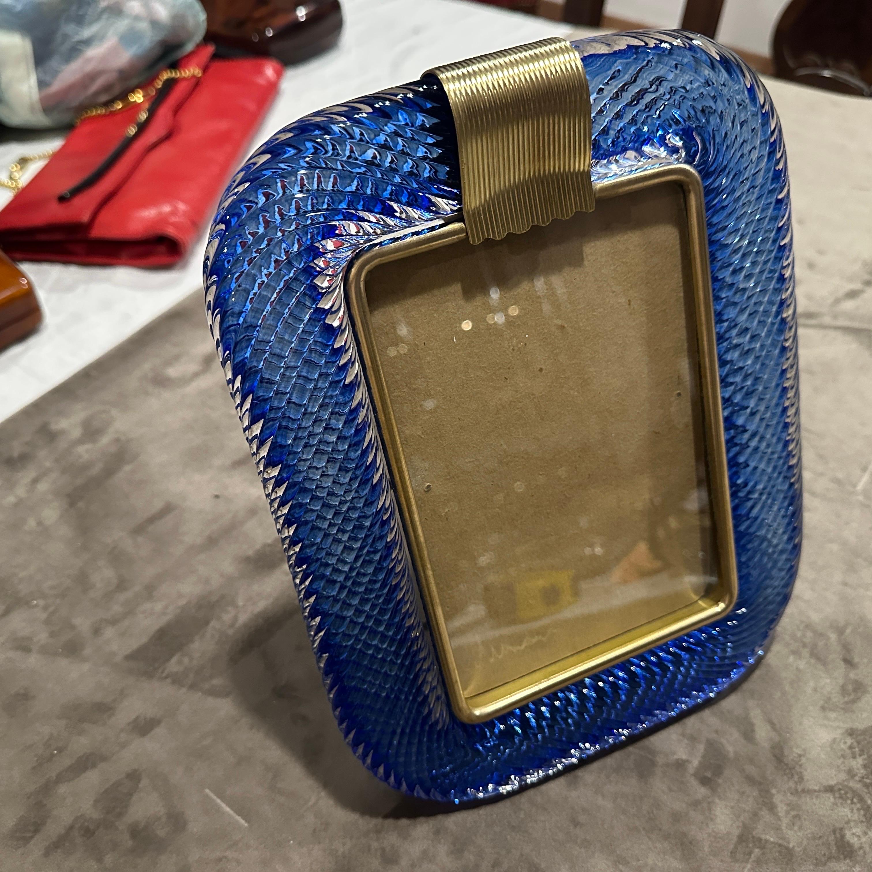 A blue Murano glass picture frame designed and manufactured in Venice in the style of Barovier, it's in lovely condition, probably never used, it comes from a shop going out of business. This vintage photo frame is a beautiful and elegant piece of