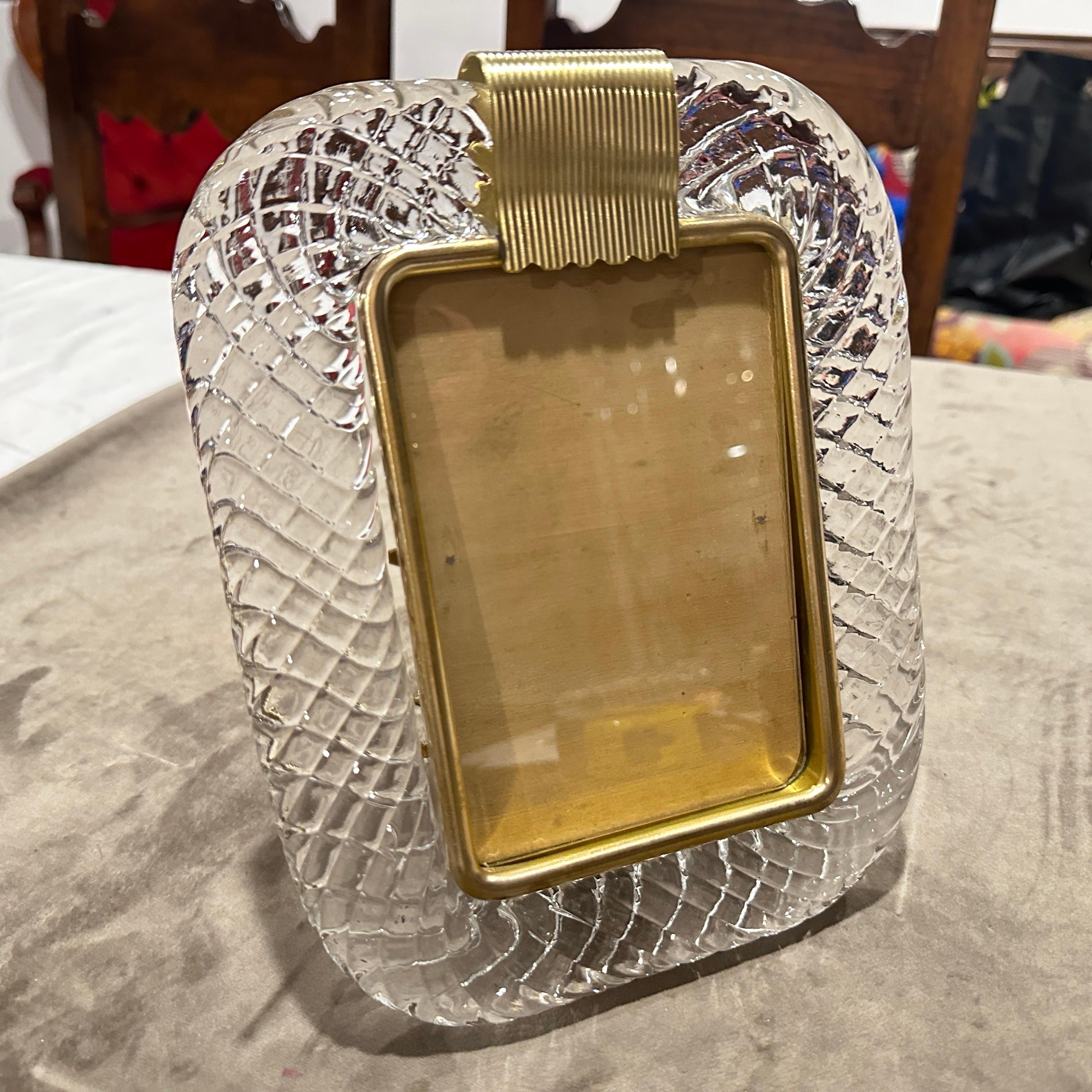 Cet élégant cadre photo, dans le style de Barovier&Toso, est un bel exemple du verre de Murano des années 1990 et du design inspiré de l'Art déco. Le cadre présente une épaisse bordure en verre clair de Murano avec un motif texturé distinctif en