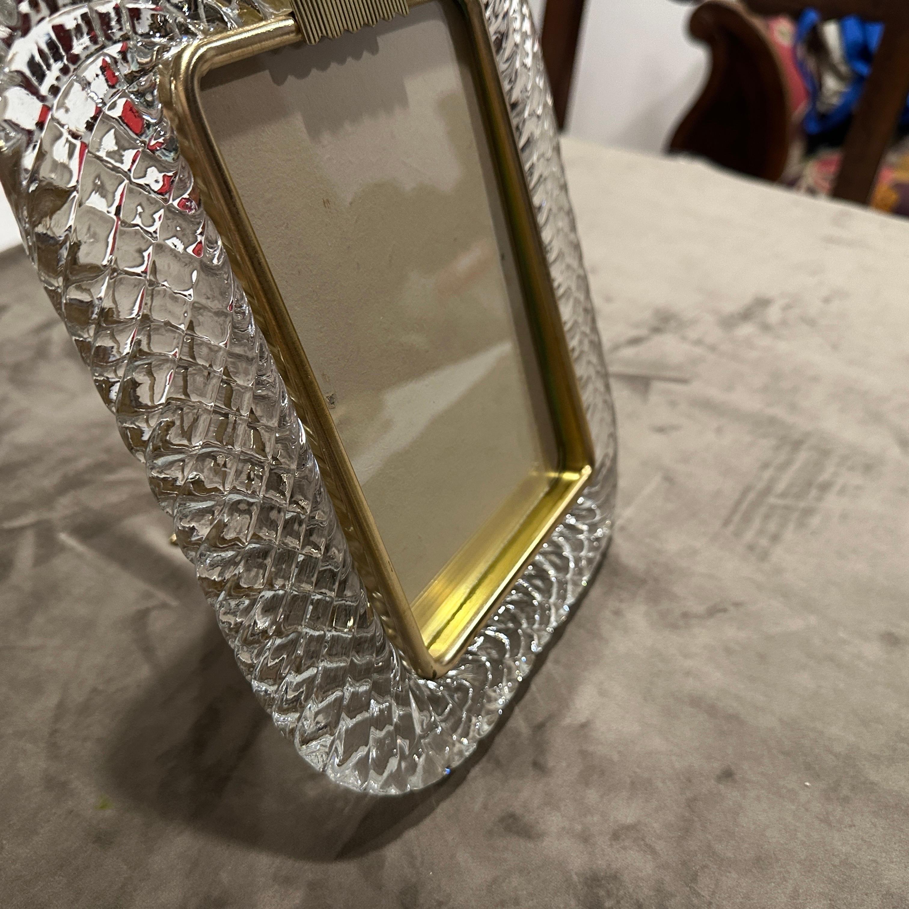 Fatto a mano Cornice in ottone e vetro di Murano trasparente in stile Barovier degli anni '1990 in vendita