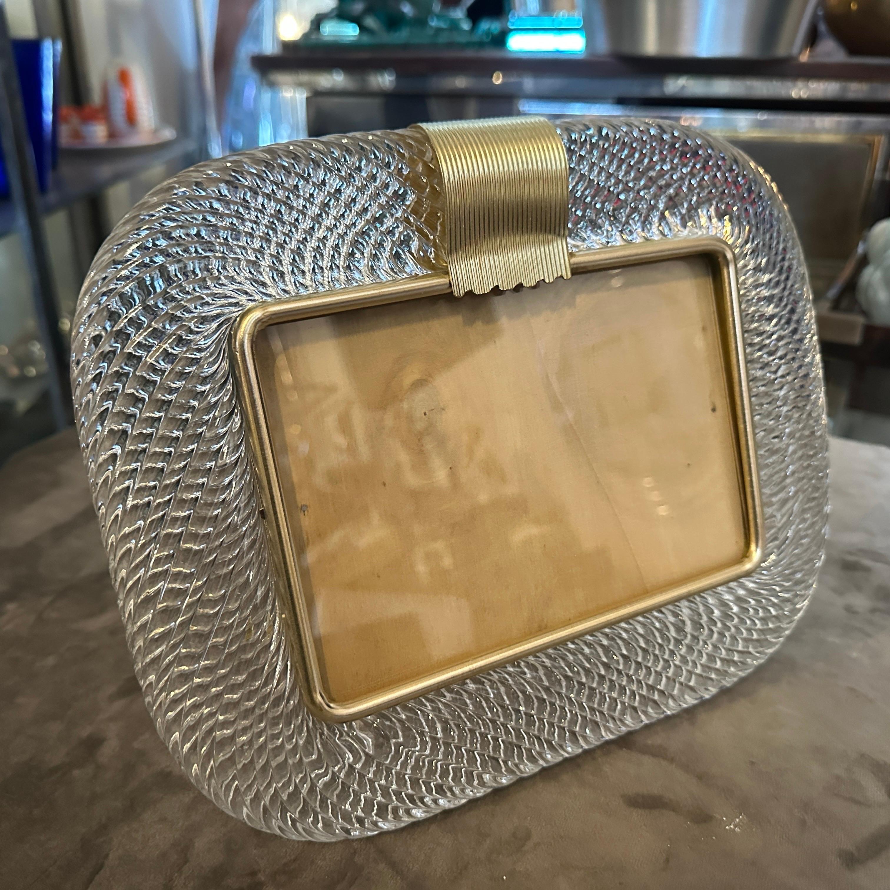 Un marco de cristal de murano transparente diseñado y fabricado en Venecia al estilo de Barovier, el marco está en unas condiciones preciosas. Este marco de fotos vintage es una bonita y elegante pieza de decoración perfecta para exponer tus