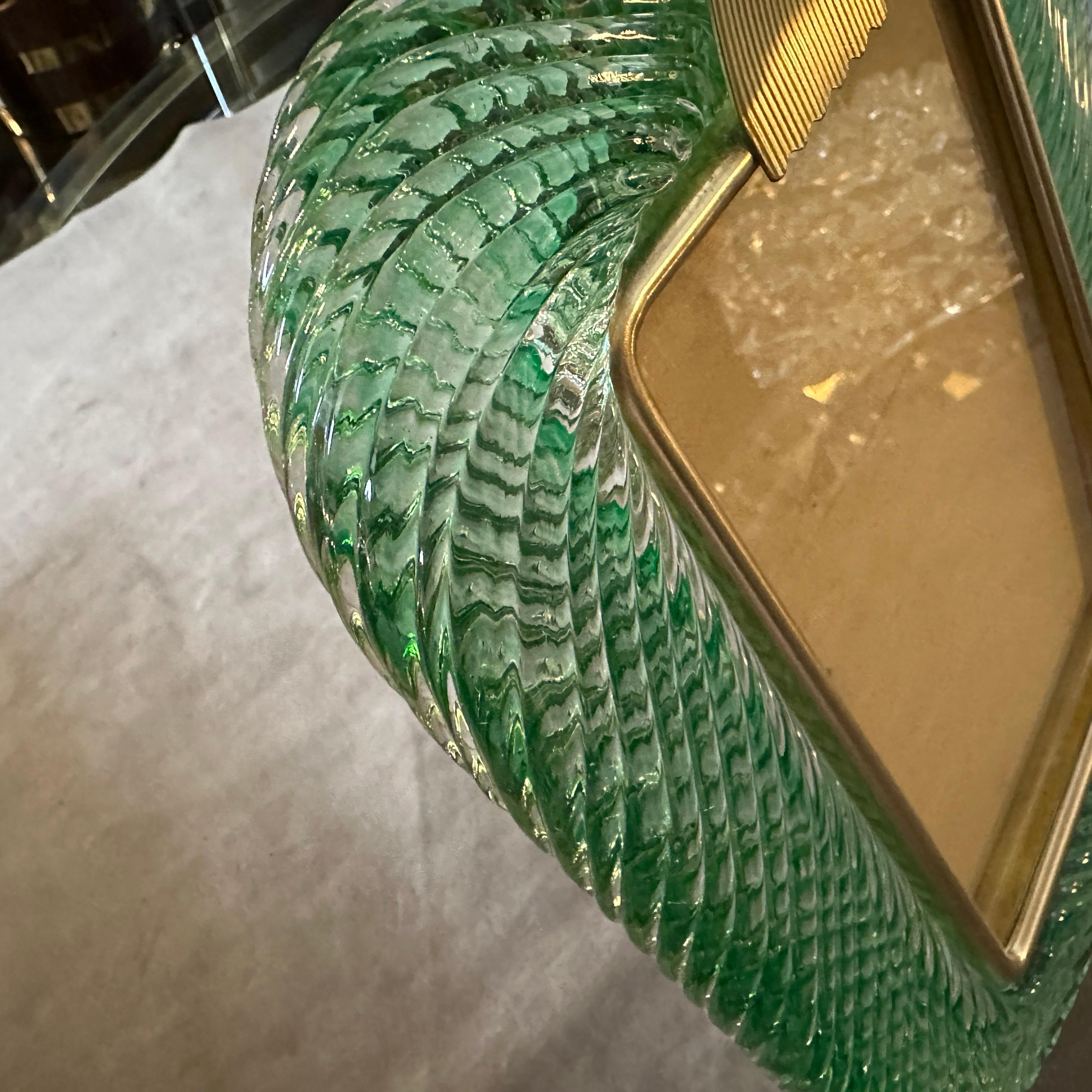 Un marco de cristal de murano verde claro diseñado y fabricado en Venecia al estilo de Barovier, está en unas condiciones preciosas. Este marco de fotos vintage es una bonita y elegante pieza de decoración perfecta para exponer tus recuerdos