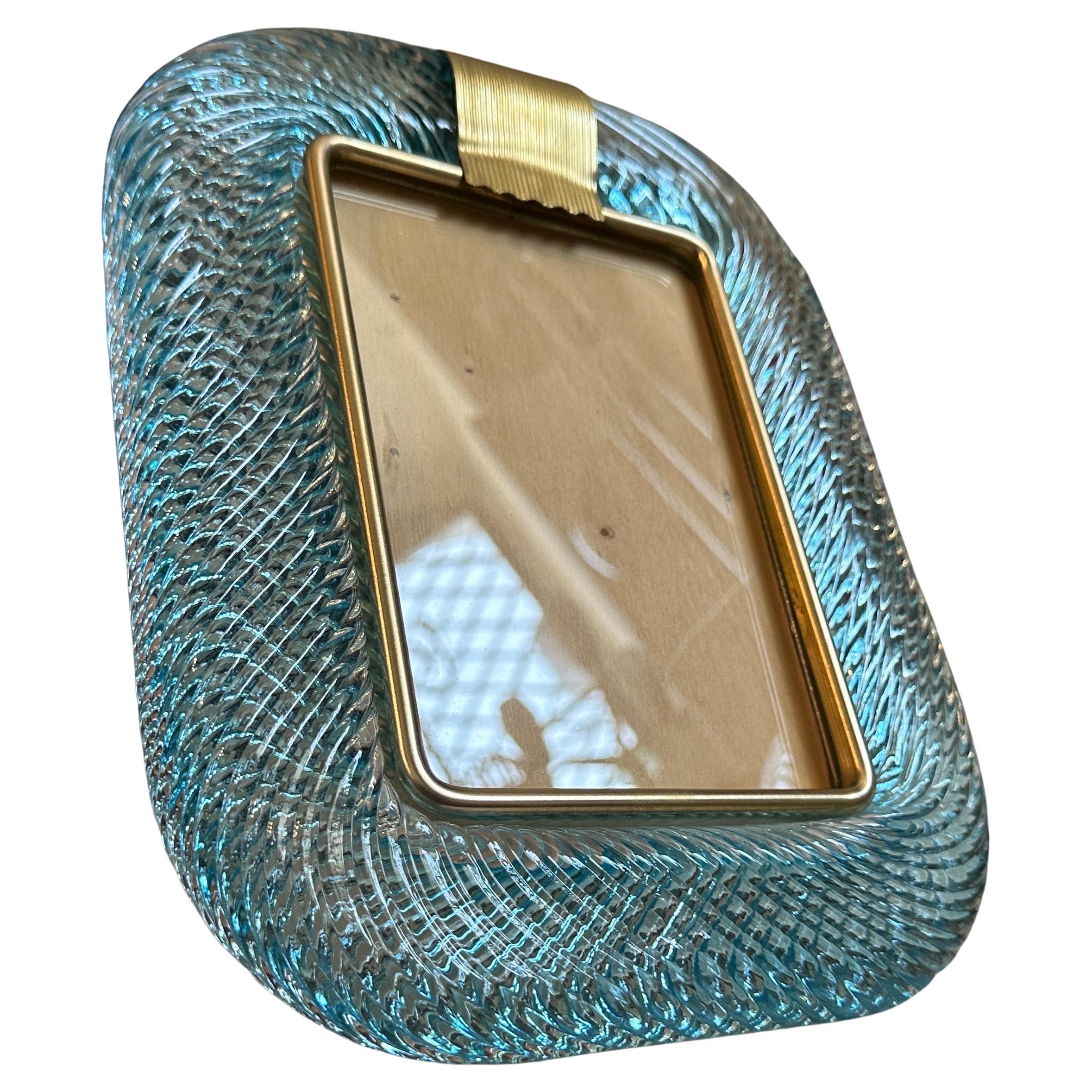 Ein hellblauer Bilderrahmen aus Murano-Glas, entworfen und hergestellt in Venedig im Stil von Barovier, in schönem Zustand. Der Fotorahmen im Vintage-Stil ist ein wunderschönes und elegantes Dekorationsstück, das sich perfekt eignet, um Ihre