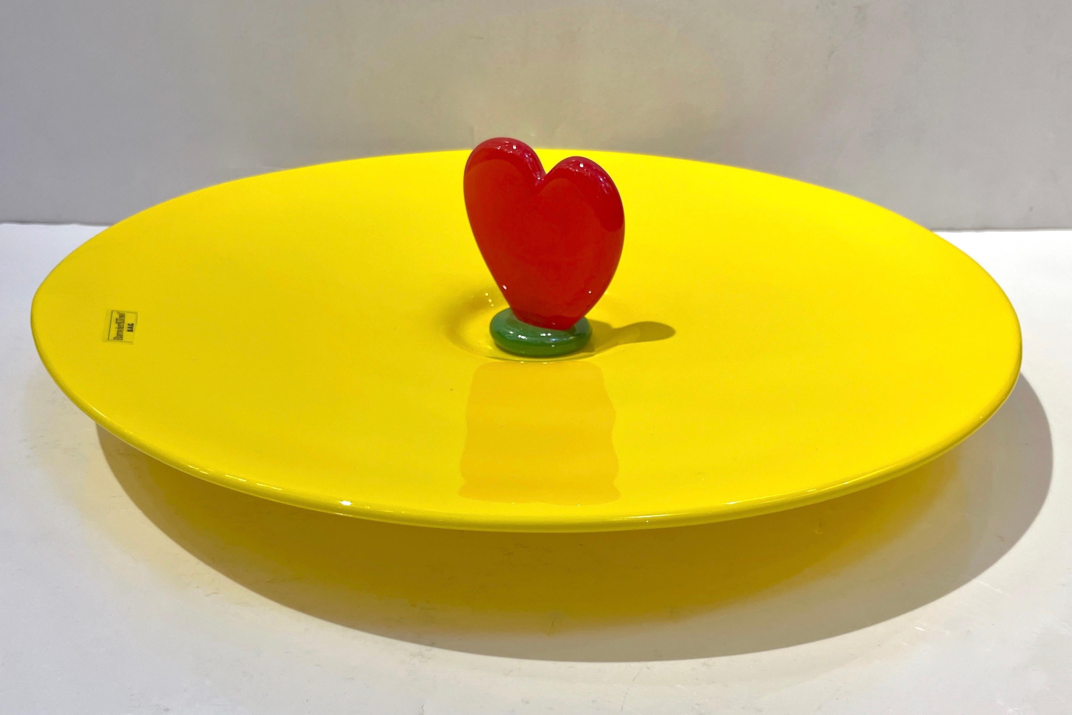 1990 Exemple rare et frappant de l'art du verre de Murano, ce centre de table vibrant signé par Barovier & Toso B.A.G.= Barovier Art Glass. Cette signature identifie des pièces en édition très limitée créées avec des couleurs vibrantes, certaines