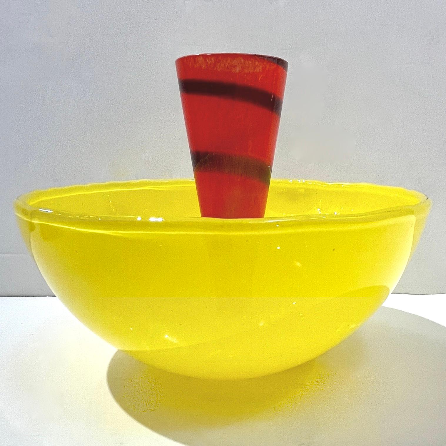 1990er Jahre seltenes und auffallendes Beispiel der Murano-Glaskunst, diese lebendige Schale, Mittelstück signiert von Barovier & Toso B.A.G.= Barovier Art Glass. Diese Signatur kennzeichnet Stücke in sehr begrenzter Auflage, die mit leuchtenden