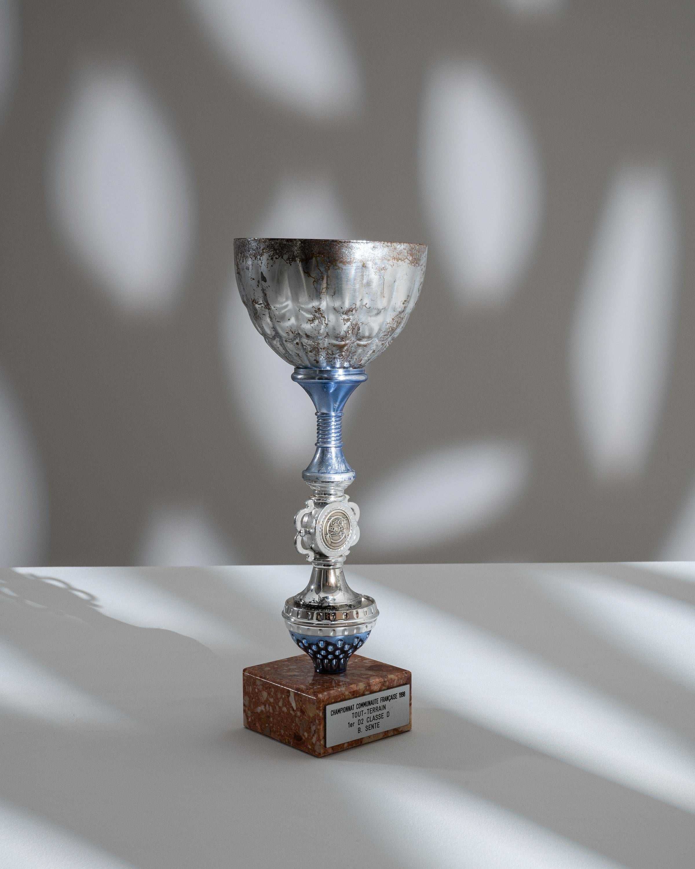 20ième siècle Gobelet belge en métal et marbre des années 1990 en vente