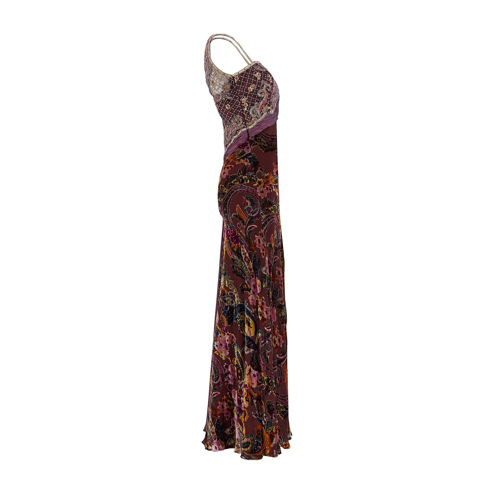 Este vestido largo hasta el suelo de Bellville Sassoon de los años 90 está confeccionado con una amalgama de hermosos tejidos. El cuerpo y la falda, de favorecedor corte al bies, están confeccionados en tejido devoré, con crepé de color berenjena