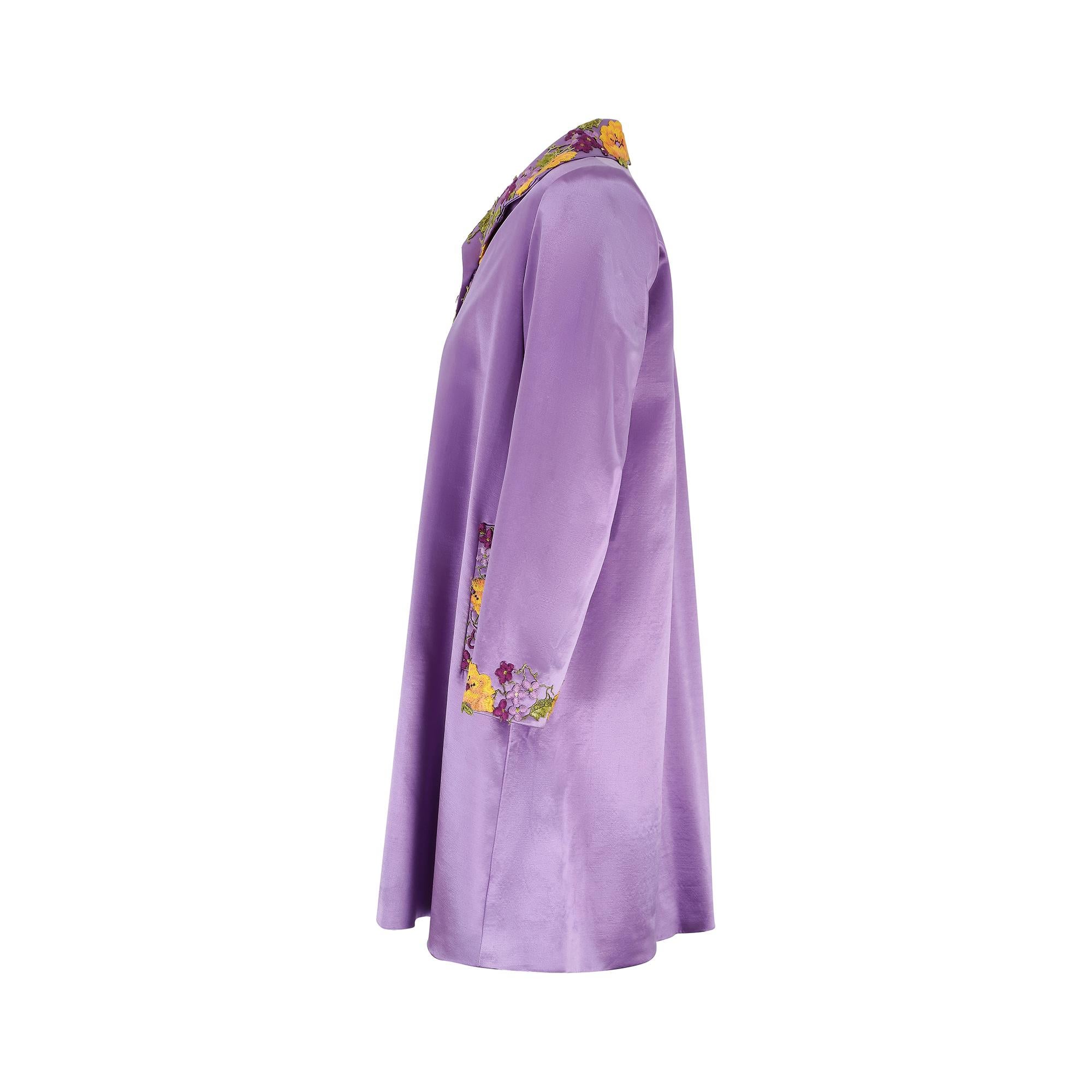 Abito giacca Bespoke anni '90 con ricamo floreale viola in vendita 1