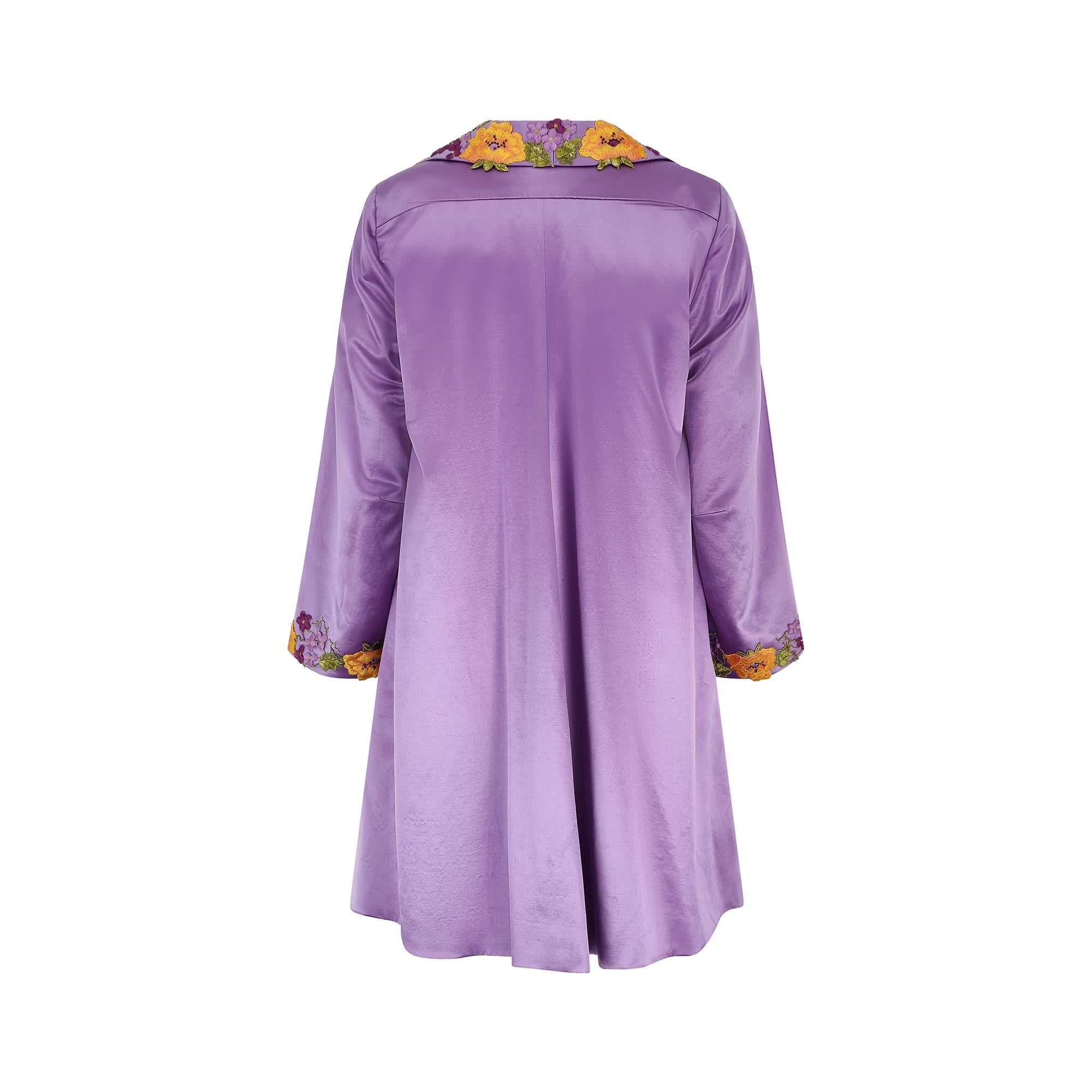 Abito giacca Bespoke anni '90 con ricamo floreale viola in vendita 2