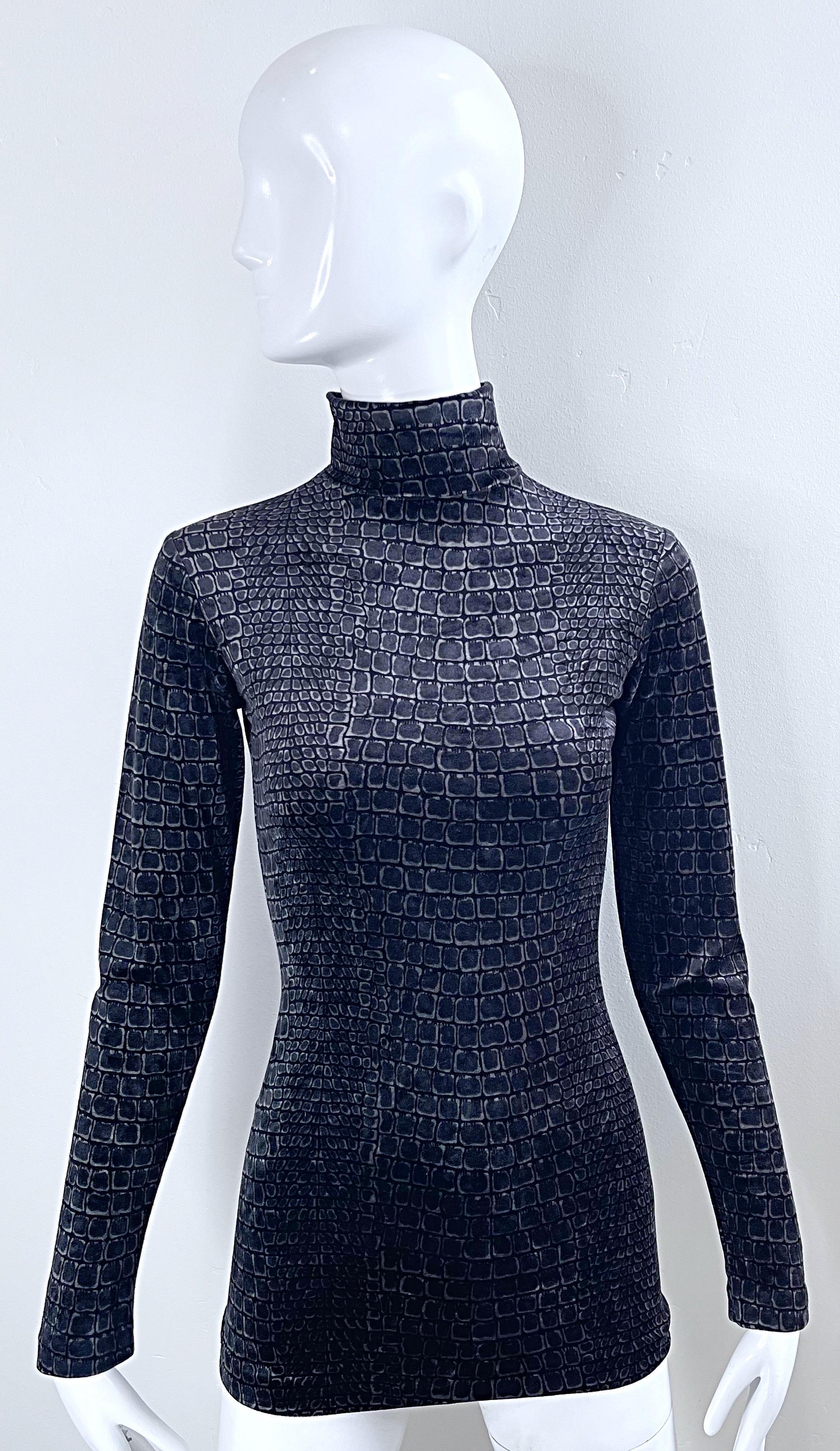 Amazing early 90s BETSEY JONHSON croc / gator print long sleeve stretch velour turtleneck shirt ! Features the softest velour fabric, and simply slips over the head and stretches to fit. Gray and black color great for anytime of year.
In great