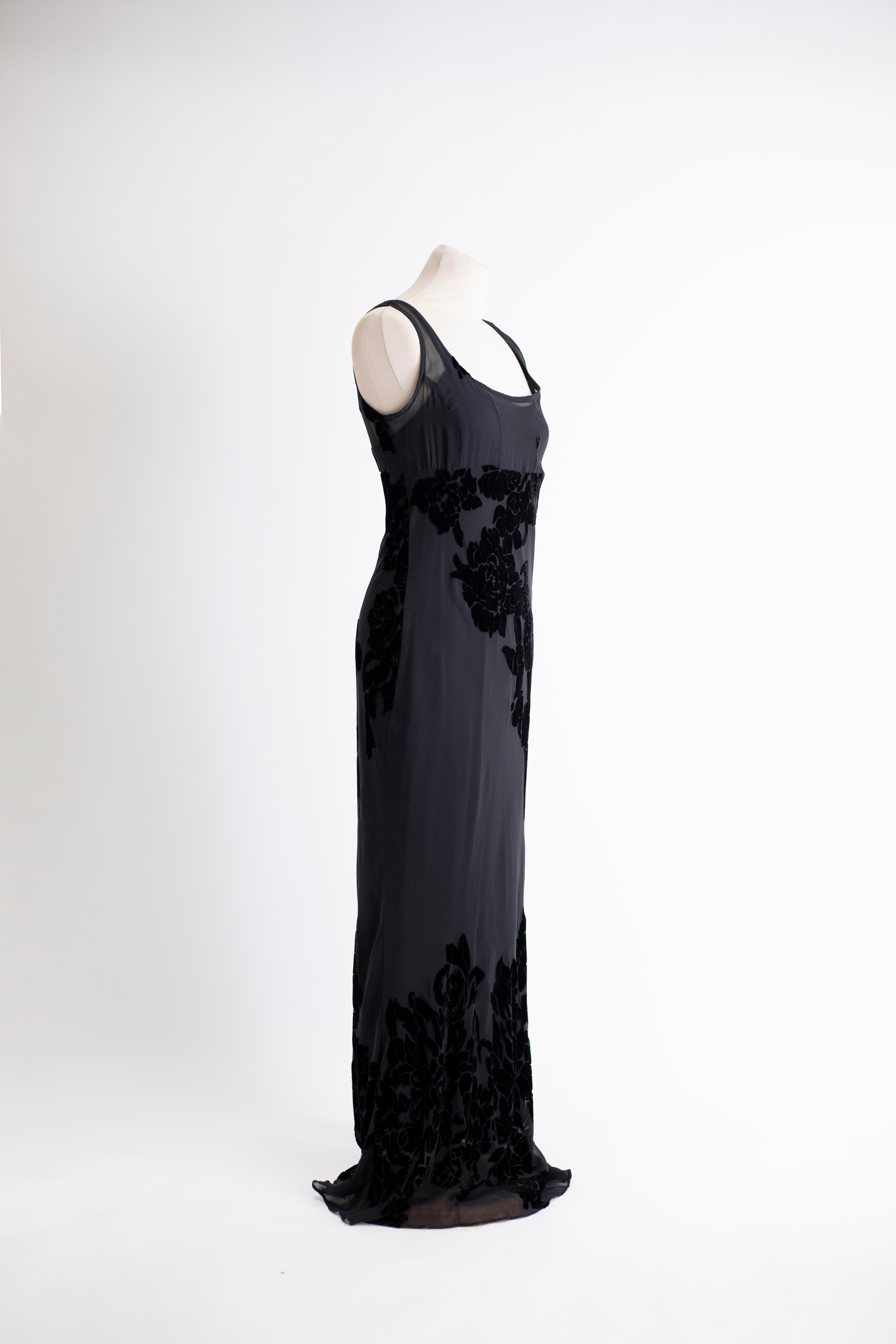 1990s Betsey Johnson long sheer dress with devorè flower inserts. Sleeveless with wide straps, Inner slip.

Size: M

Waist: 75 cm
Length: 147 cm
Bust: 82 cm