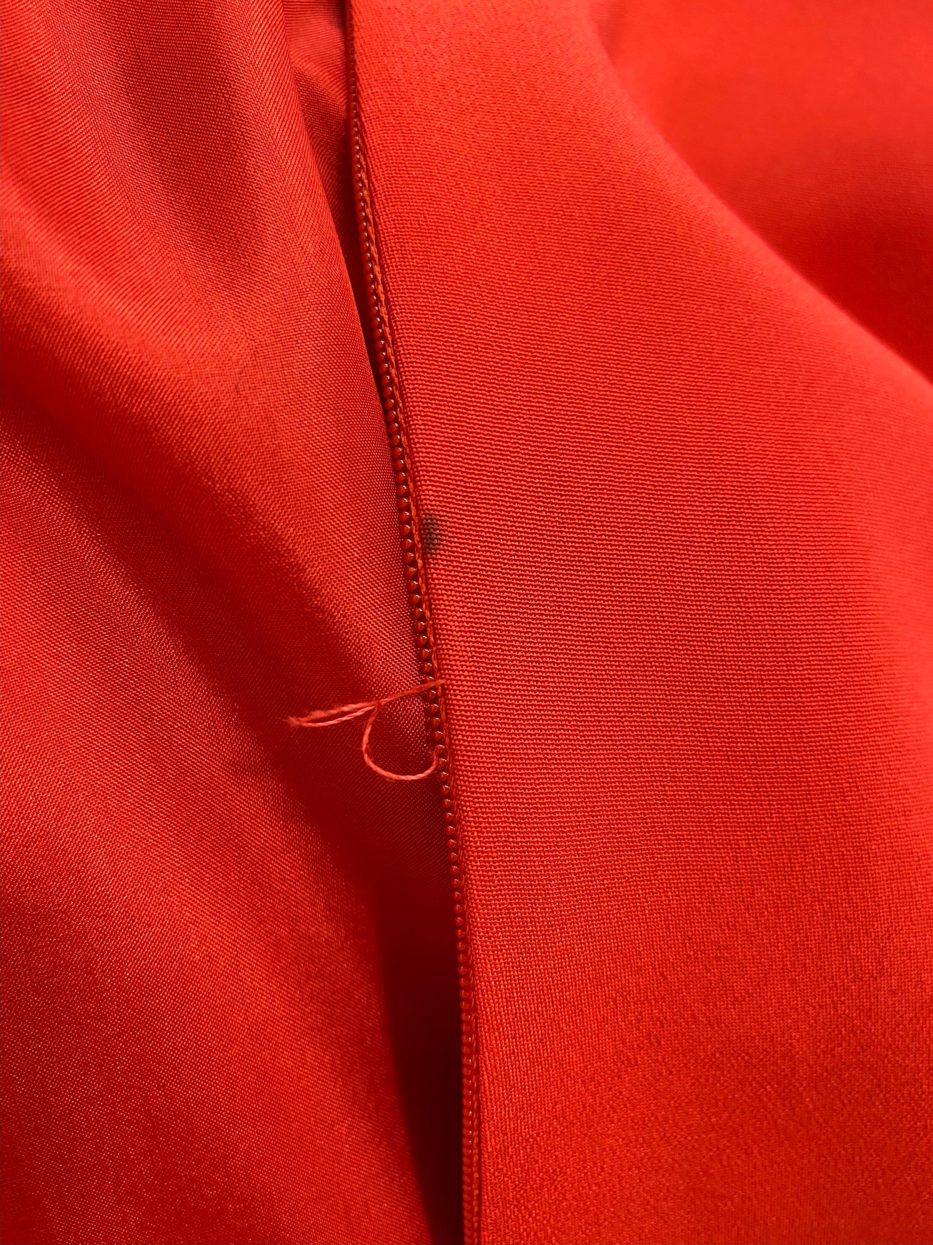 1990 Bill Blass Couture Rouge Robe asymétrique sans manches avec fente au niveau des cuisses en vente 3