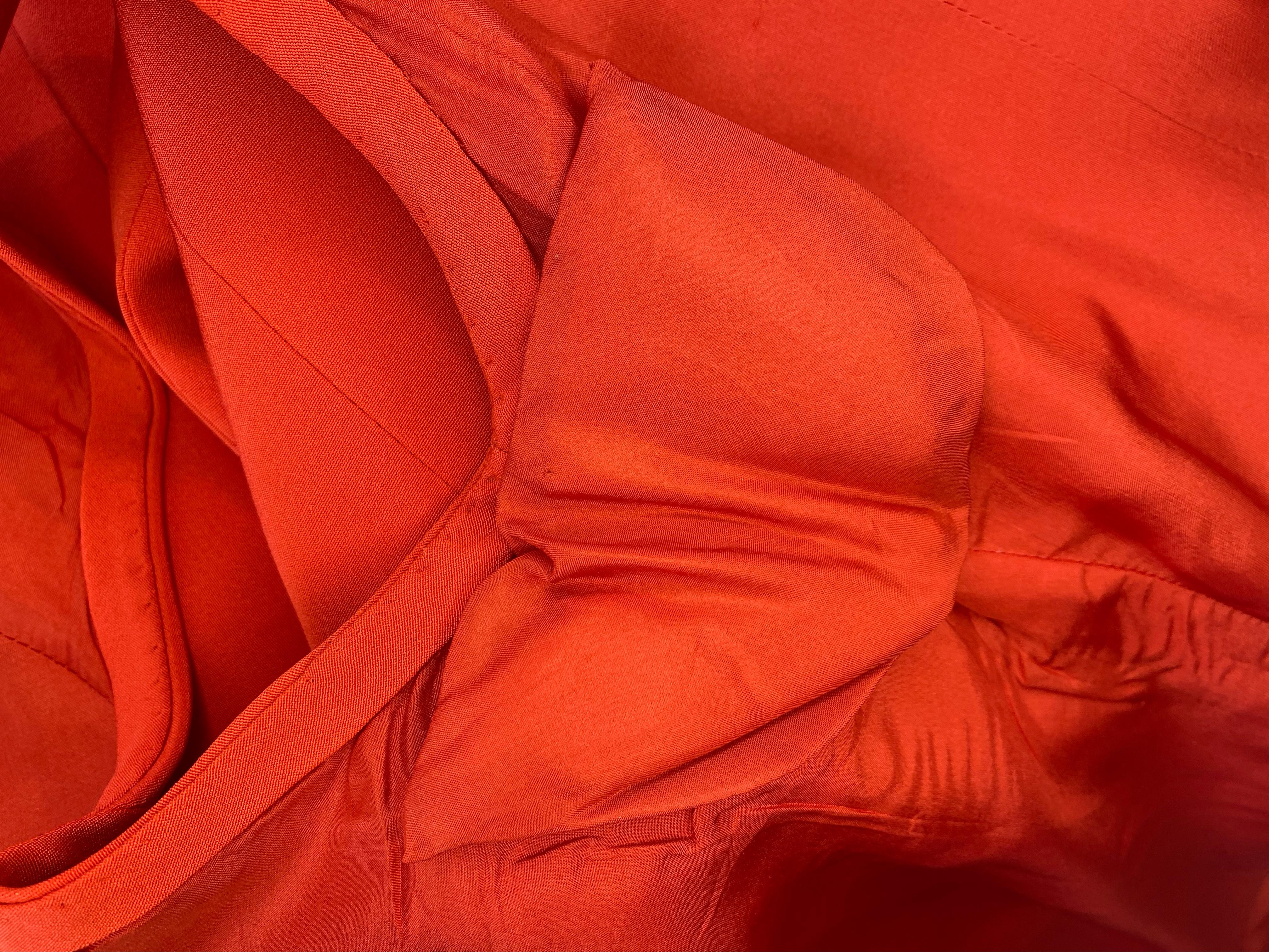 1990 Bill Blass Couture Rouge Robe asymétrique sans manches avec fente au niveau des cuisses en vente 4